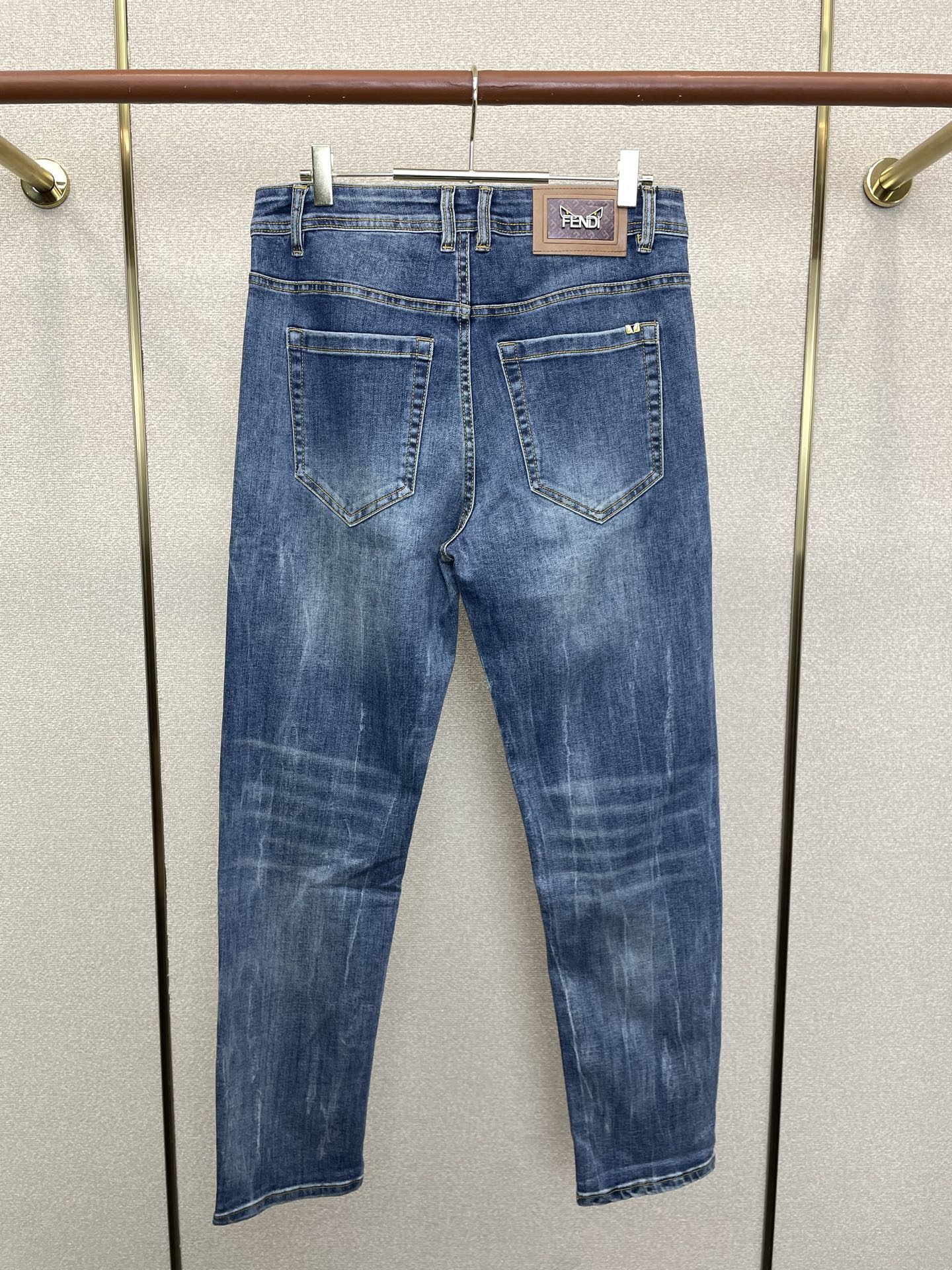 。FENDI芬迪💥独家专供新款休闲牛仔裤👖高端版本 专柜定制面料 透气舒适度高，细节无可挑剔，品牌元素设