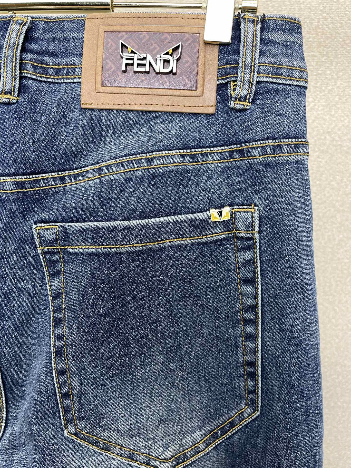 。FENDI芬迪💥独家专供新款休闲牛仔裤👖高端版本 专柜定制面料 透气舒适度高，细节无可挑剔，品牌元素设