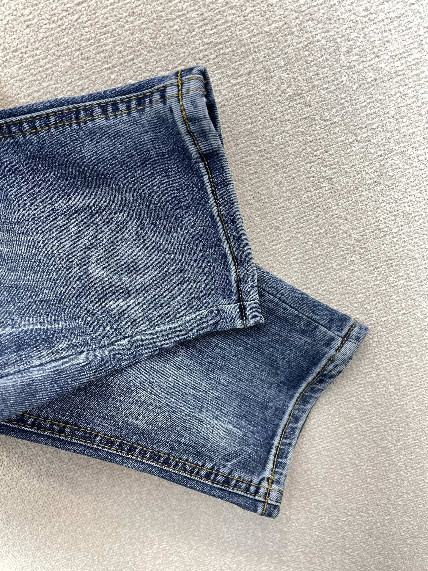 。FENDI芬迪💥独家专供新款休闲牛仔裤👖高端版本 专柜定制面料 透气舒适度高，细节无可挑剔，品牌元素设