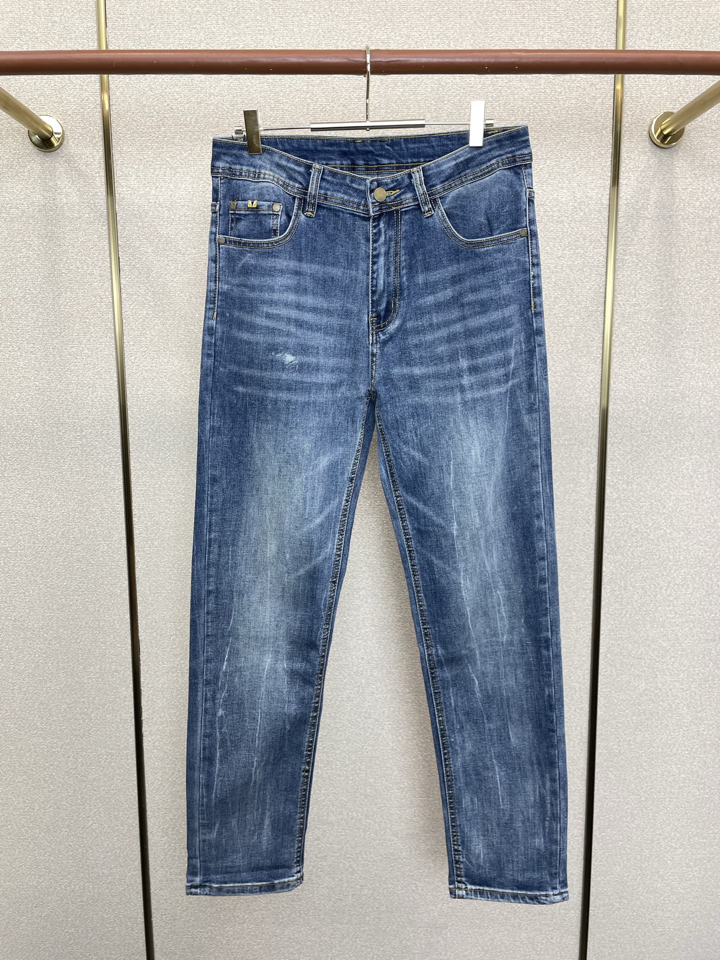 。FENDI芬迪💥独家专供新款休闲牛仔裤👖高端版本 专柜定制面料 透气舒适度高，细节无可挑剔，品牌元素设