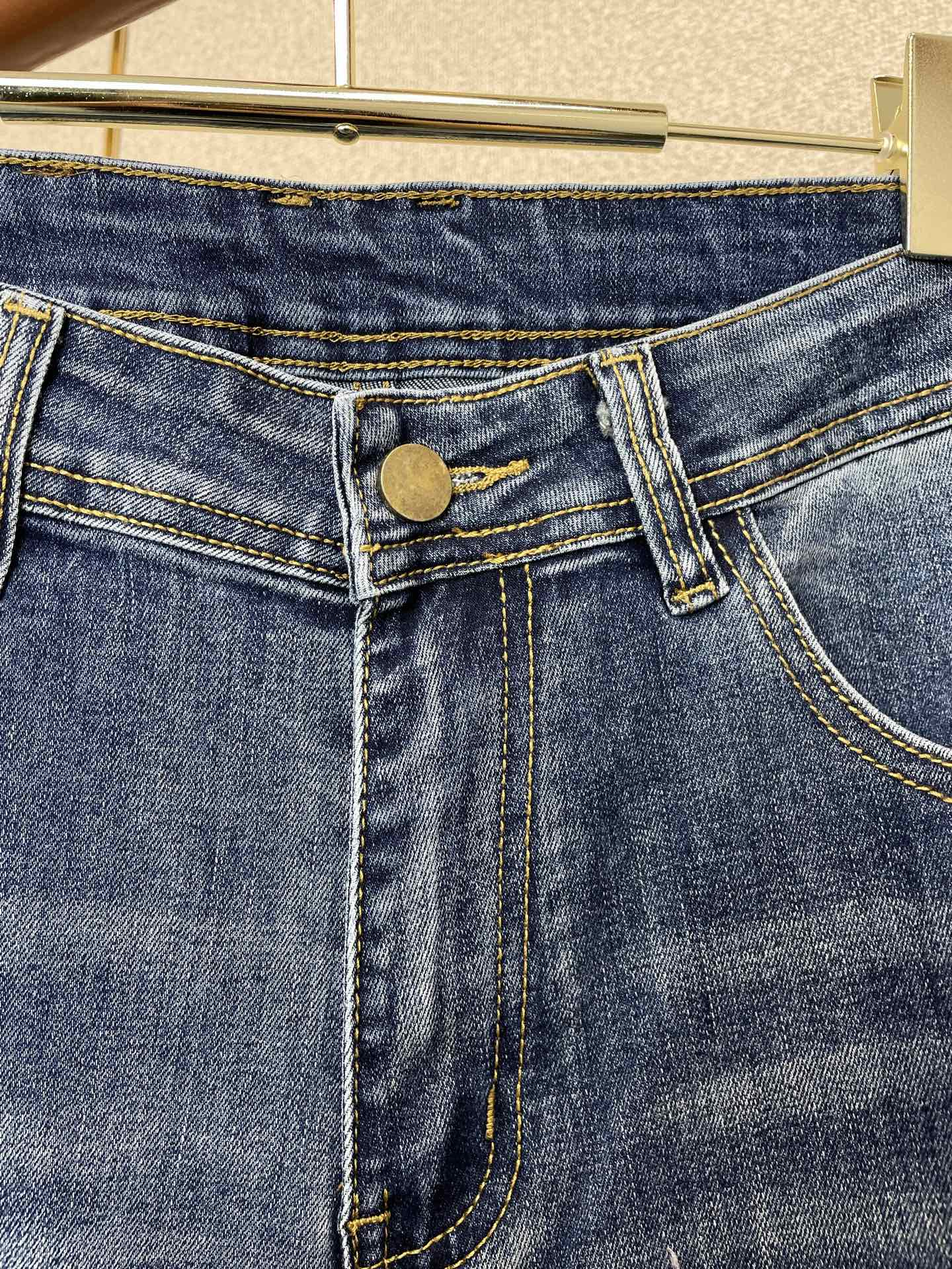 。FENDI芬迪💥独家专供新款休闲牛仔裤👖高端版本 专柜定制面料 透气舒适度高，细节无可挑剔，品牌元素设