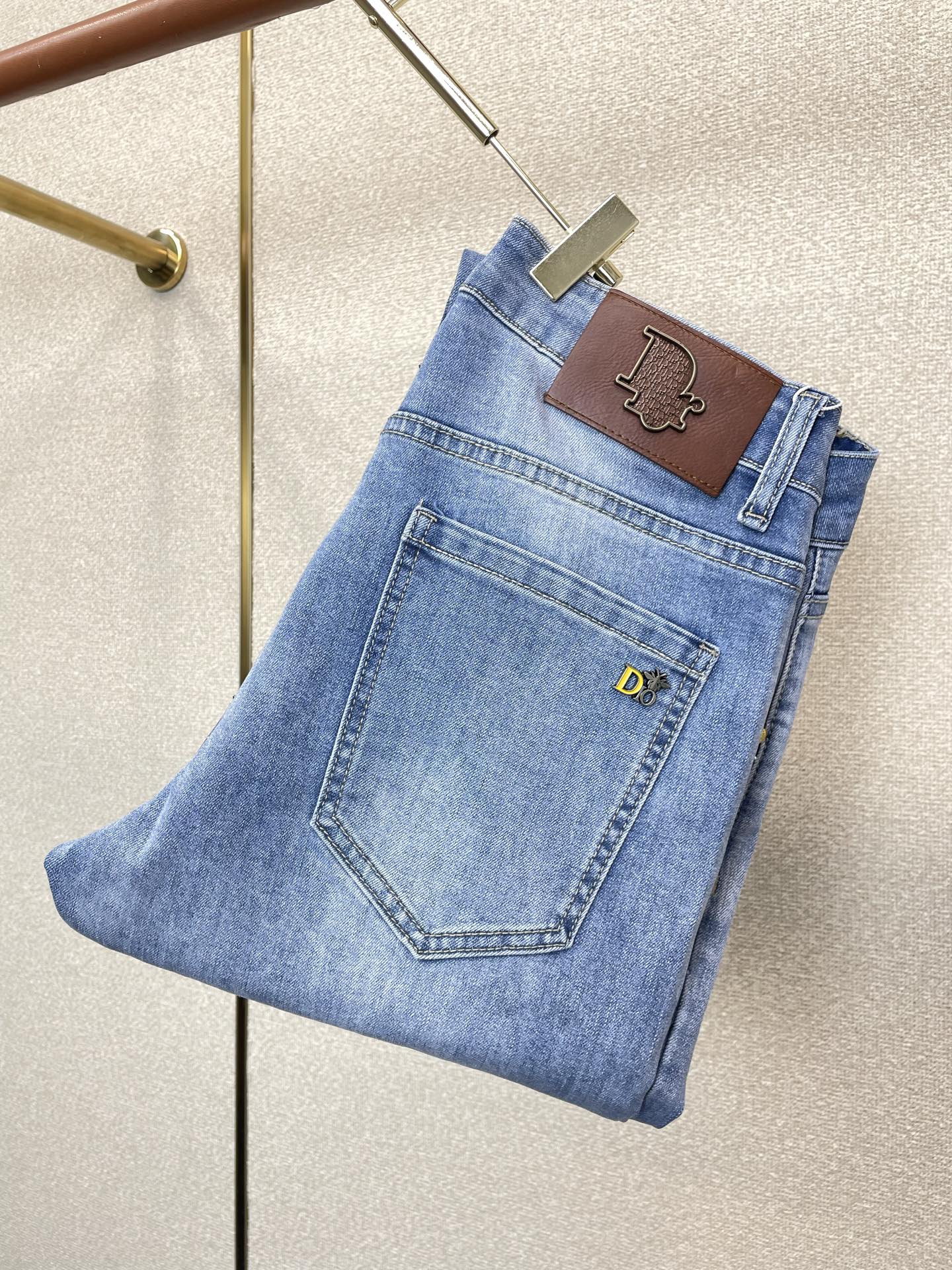NO:913864,.Dior’s high-end version of the new casual jeans that everyone wants to buy. Customized fabrics at the counter. Highly breathable and comfortable, with impeccable details. The brand element design concept embodies high quality. It feels delicate and soft!  It presents a casual cut and the upper body shape is awesome!  Code number 29-38,,dior,dior,jeans,19860909.Dior迪奥砸锅卖铁都要上的新款新款休闲牛仔裤高端版本 专柜定制面料 透气舒适度高,细节无可挑剔,品牌元素设计理念,体现高品质.手感细腻柔软！呈现休闲裁剪,上身版型超赞！码数29-38,,dior,dior,jeans,,Men's clothing