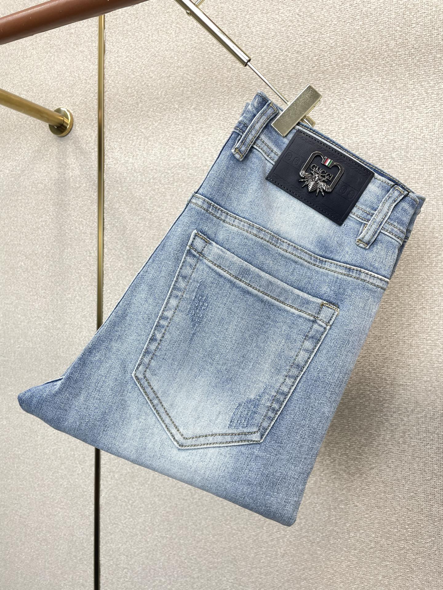 。Gucci古驰💥独家专供新款休闲牛仔裤👖高端版本 专柜定制面料 透气舒适度高，细节无可挑剔，品牌元素设