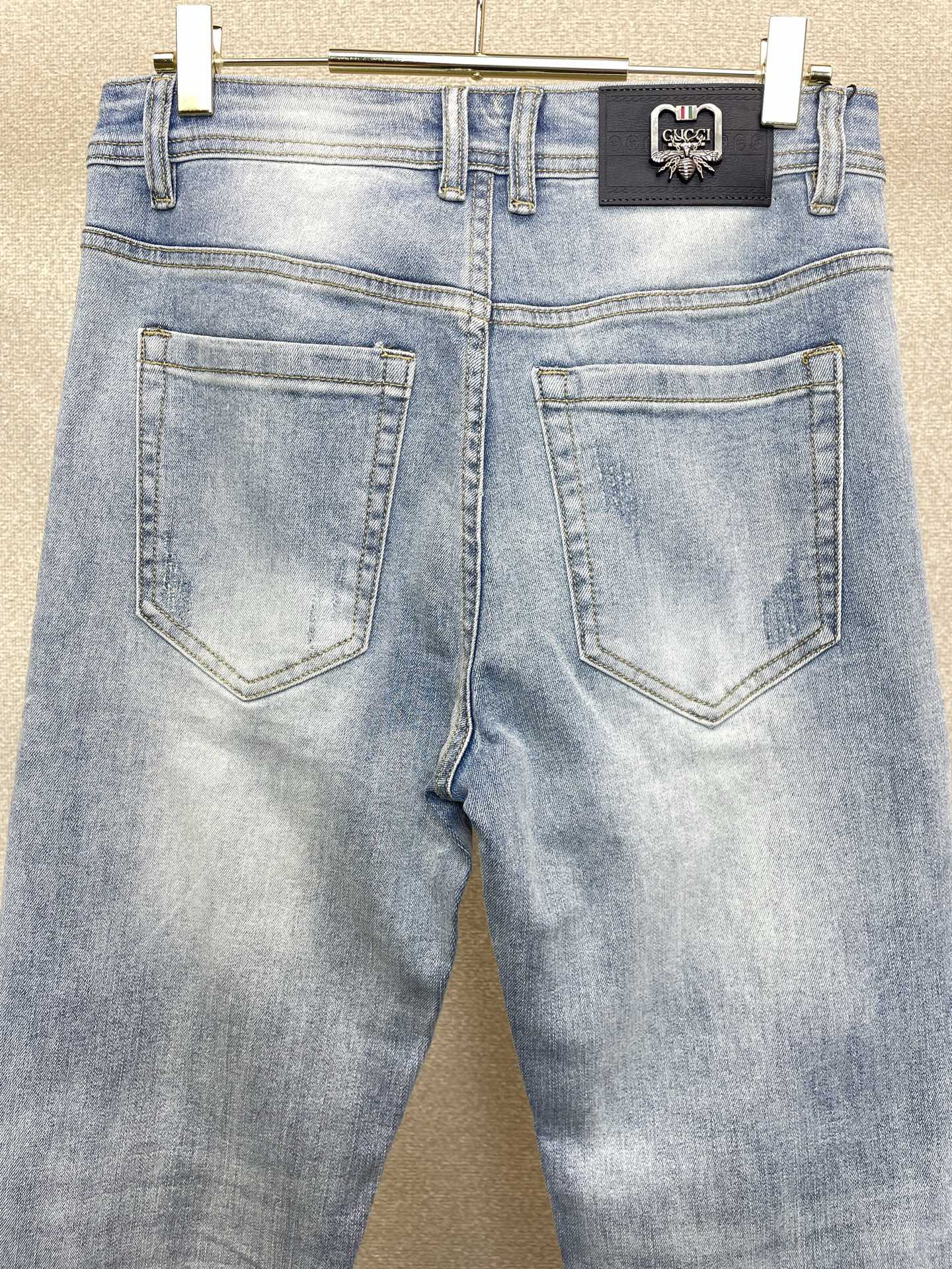 。Gucci古驰💥独家专供新款休闲牛仔裤👖高端版本 专柜定制面料 透气舒适度高，细节无可挑剔，品牌元素设
