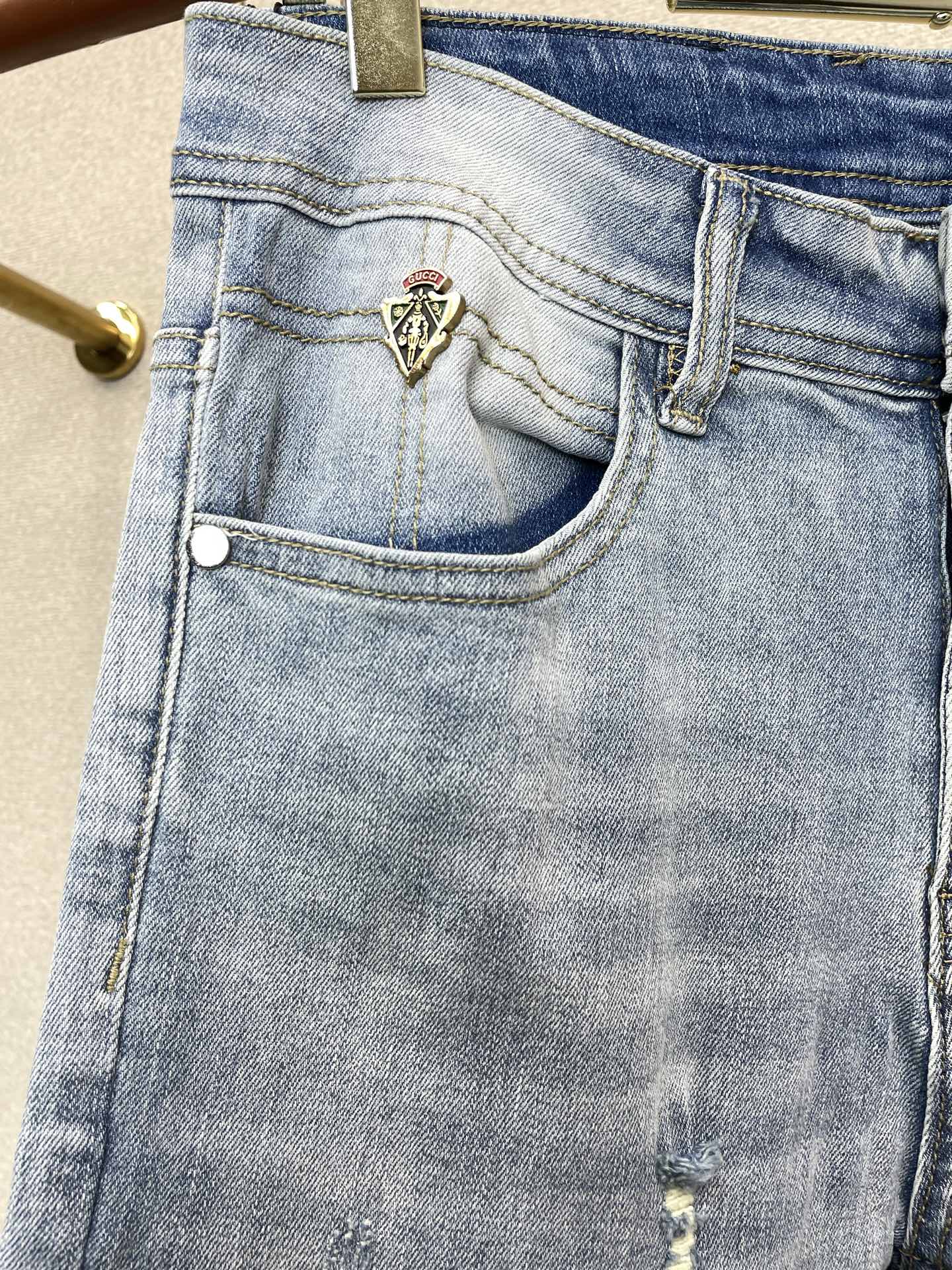 。Gucci古驰💥独家专供新款休闲牛仔裤👖高端版本 专柜定制面料 透气舒适度高，细节无可挑剔，品牌元素设