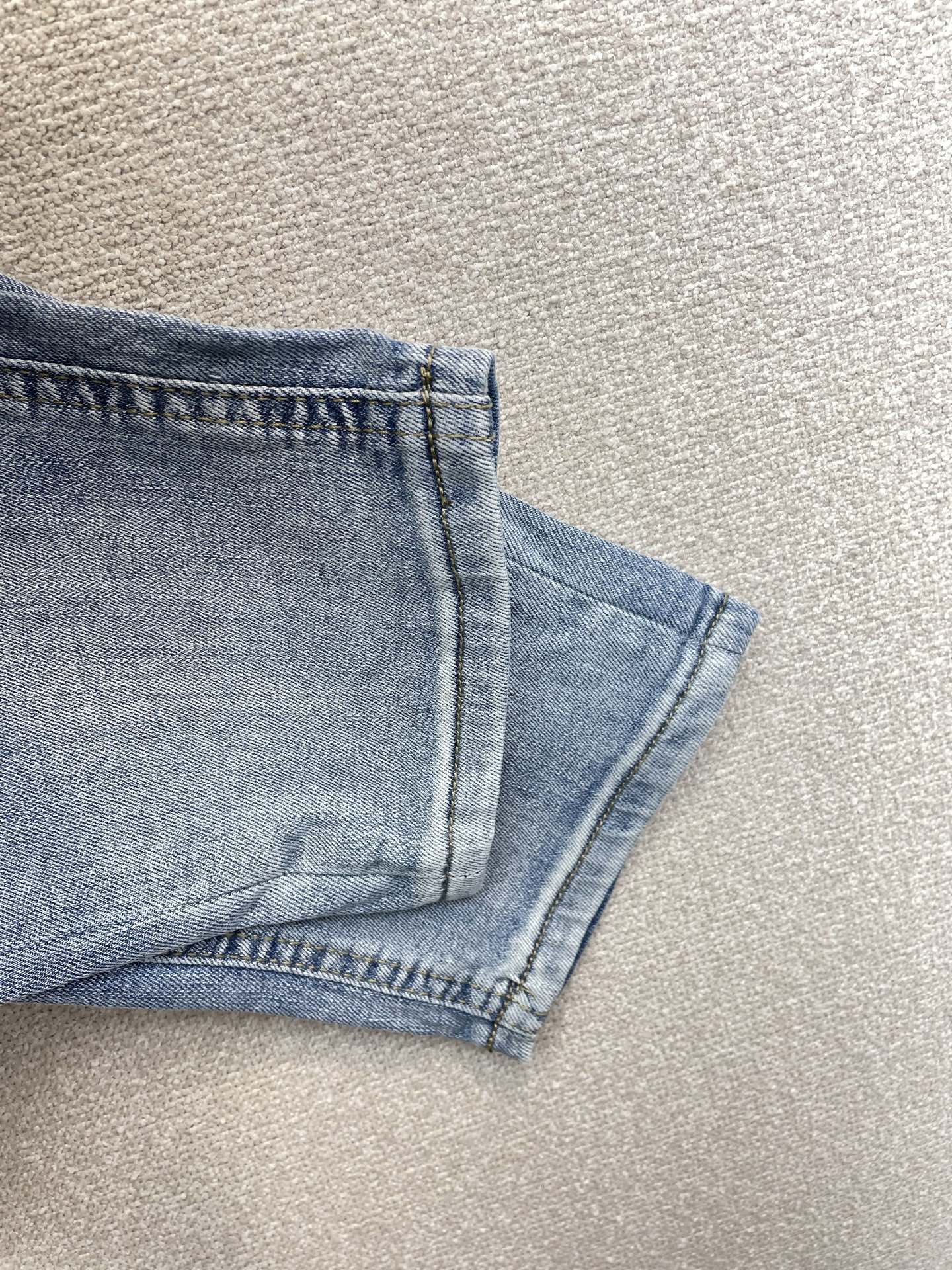 。Gucci古驰💥独家专供新款休闲牛仔裤👖高端版本 专柜定制面料 透气舒适度高，细节无可挑剔，品牌元素设