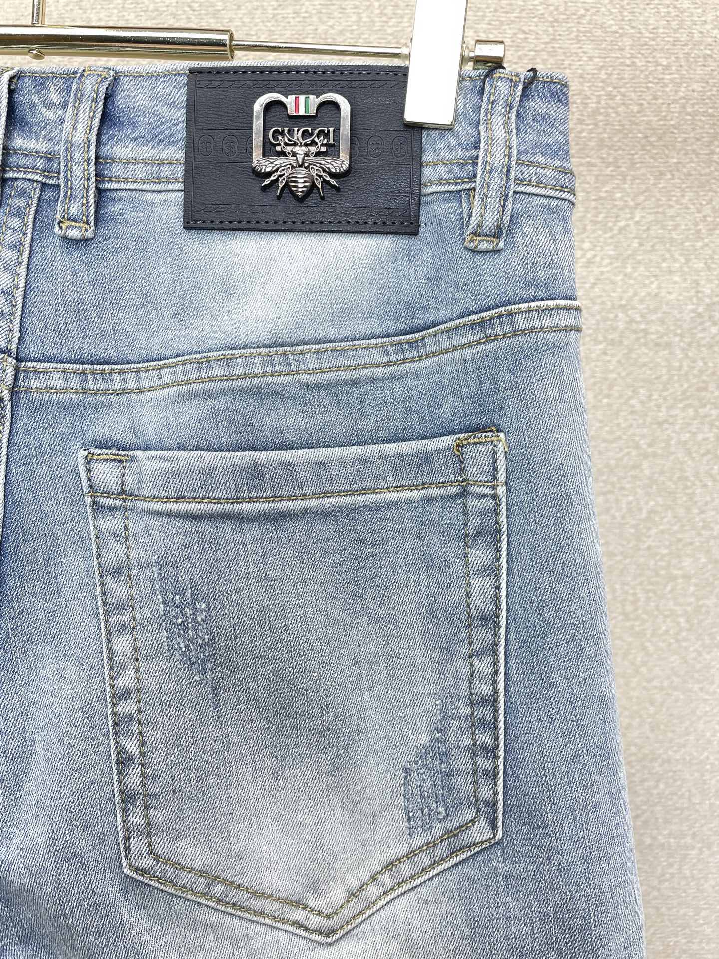 。Gucci古驰💥独家专供新款休闲牛仔裤👖高端版本 专柜定制面料 透气舒适度高，细节无可挑剔，品牌元素设