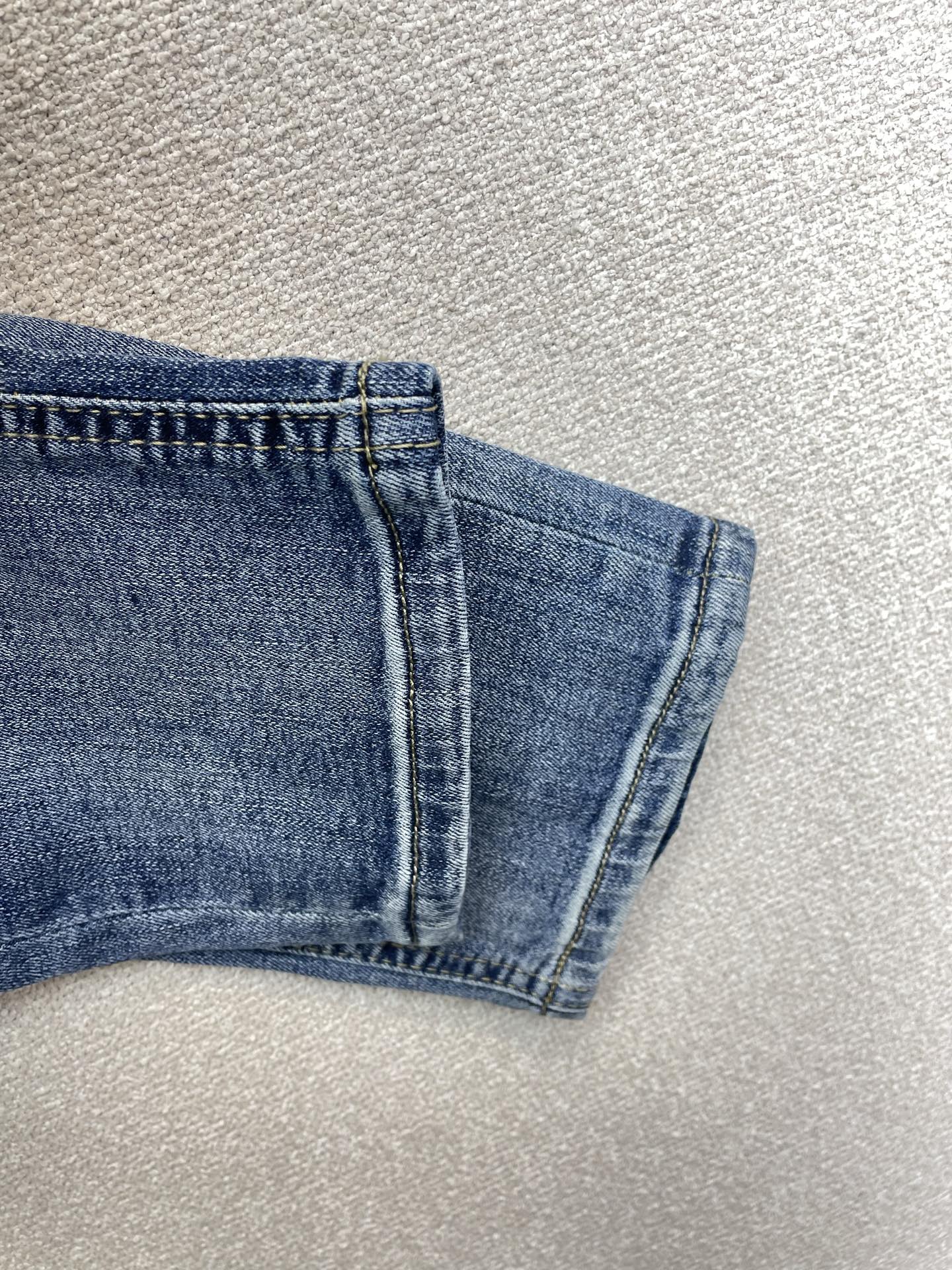 。Prada普拉达💥独家专供新款休闲牛仔裤👖高端版本 专柜定制面料 透气舒适度高，细节无可挑剔，品牌元素