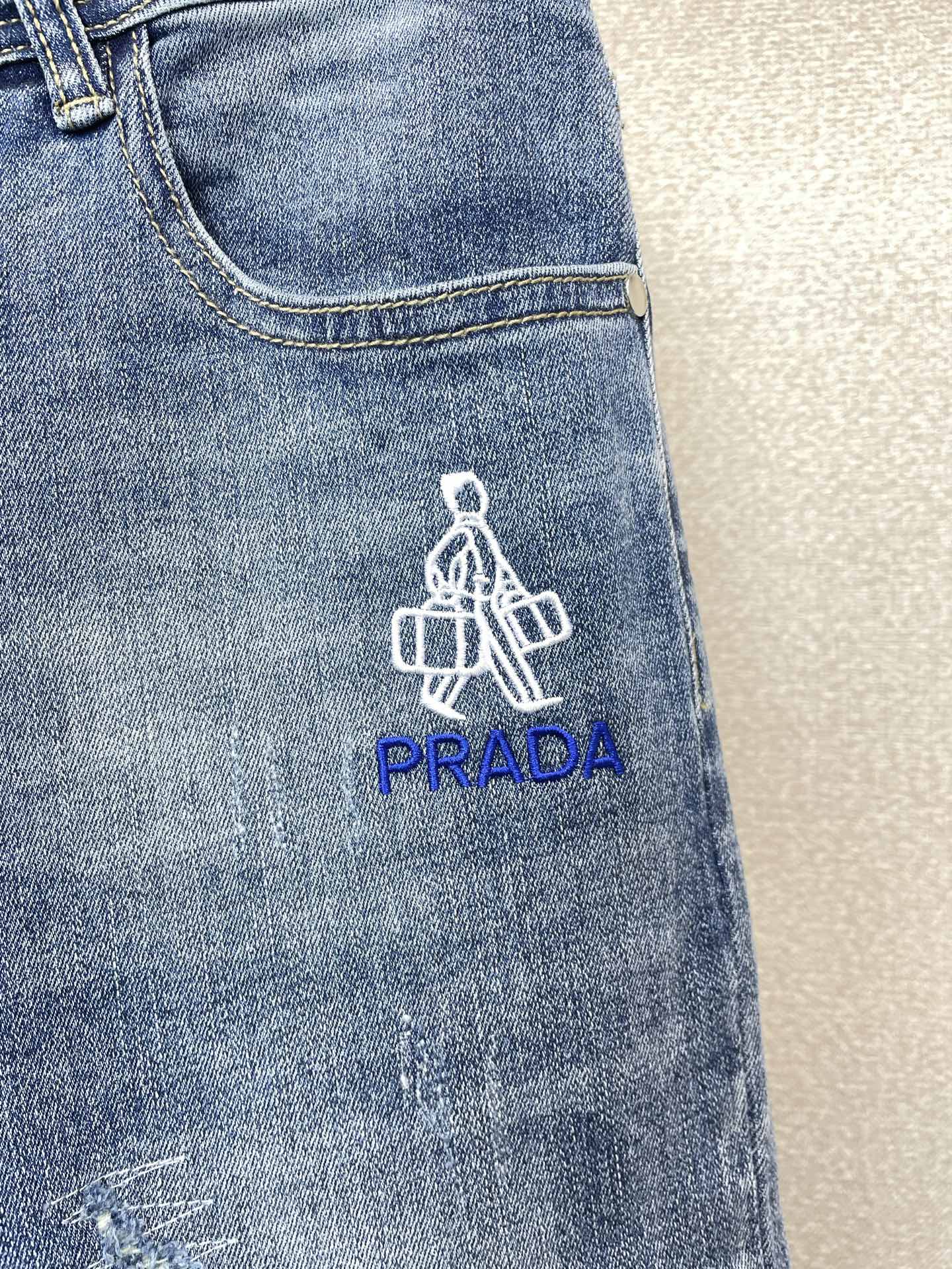 。Prada普拉达💥独家专供新款休闲牛仔裤👖高端版本 专柜定制面料 透气舒适度高，细节无可挑剔，品牌元素