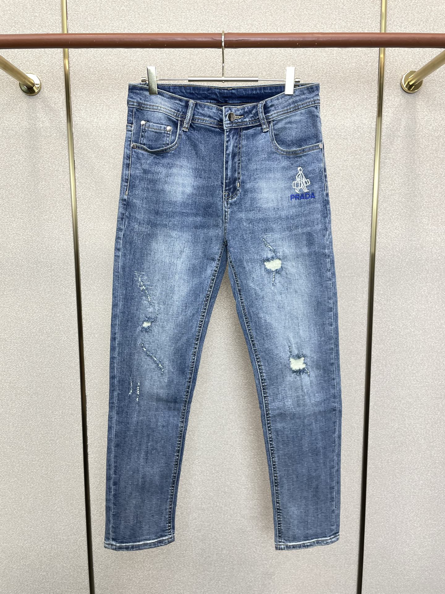 。Prada普拉达💥独家专供新款休闲牛仔裤👖高端版本 专柜定制面料 透气舒适度高，细节无可挑剔，品牌元素
