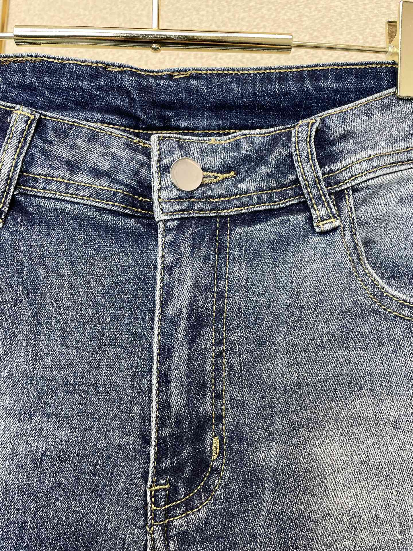 。Prada普拉达💥独家专供新款休闲牛仔裤👖高端版本 专柜定制面料 透气舒适度高，细节无可挑剔，品牌元素