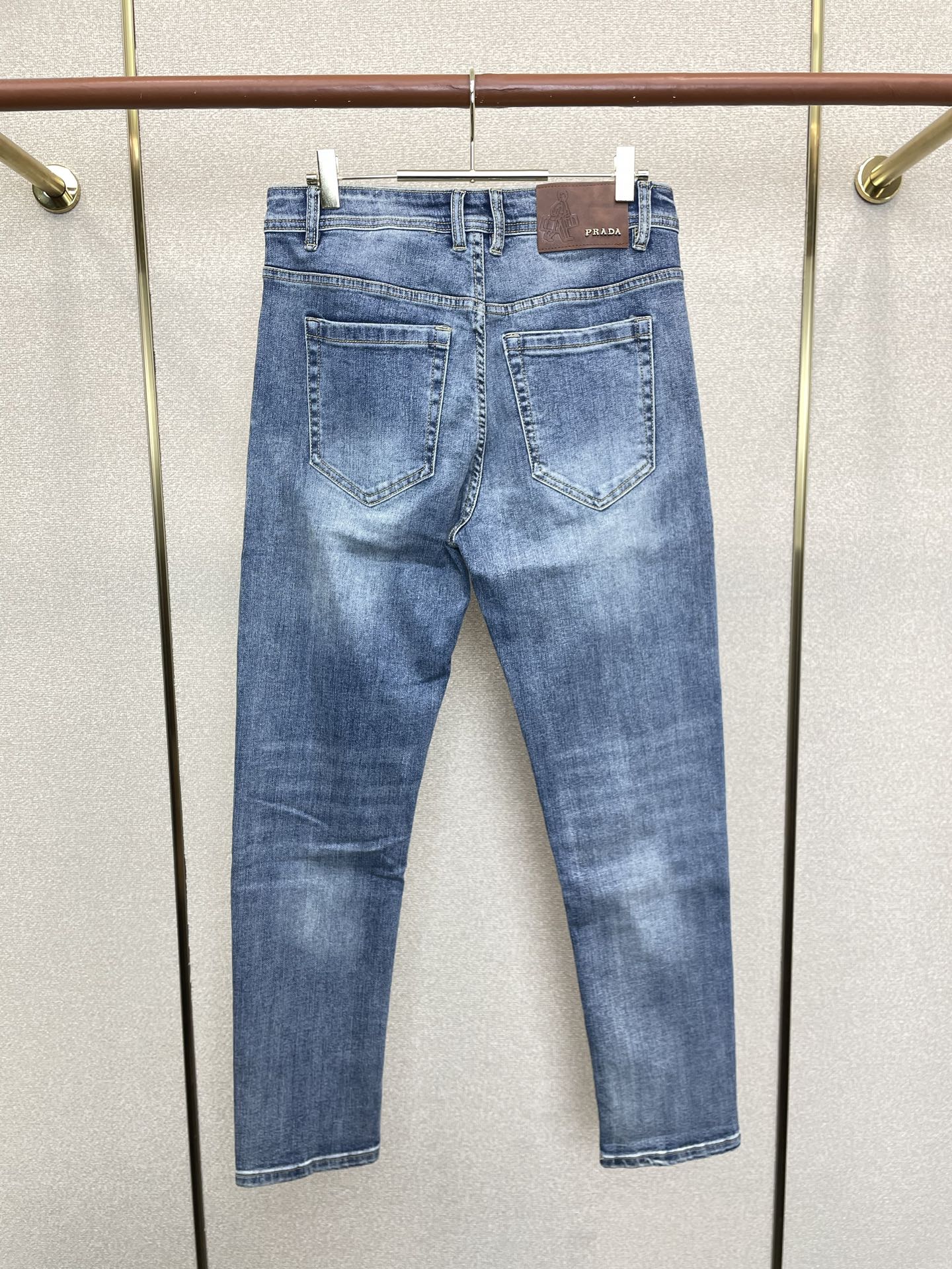 。Prada普拉达💥独家专供新款休闲牛仔裤👖高端版本 专柜定制面料 透气舒适度高，细节无可挑剔，品牌元素