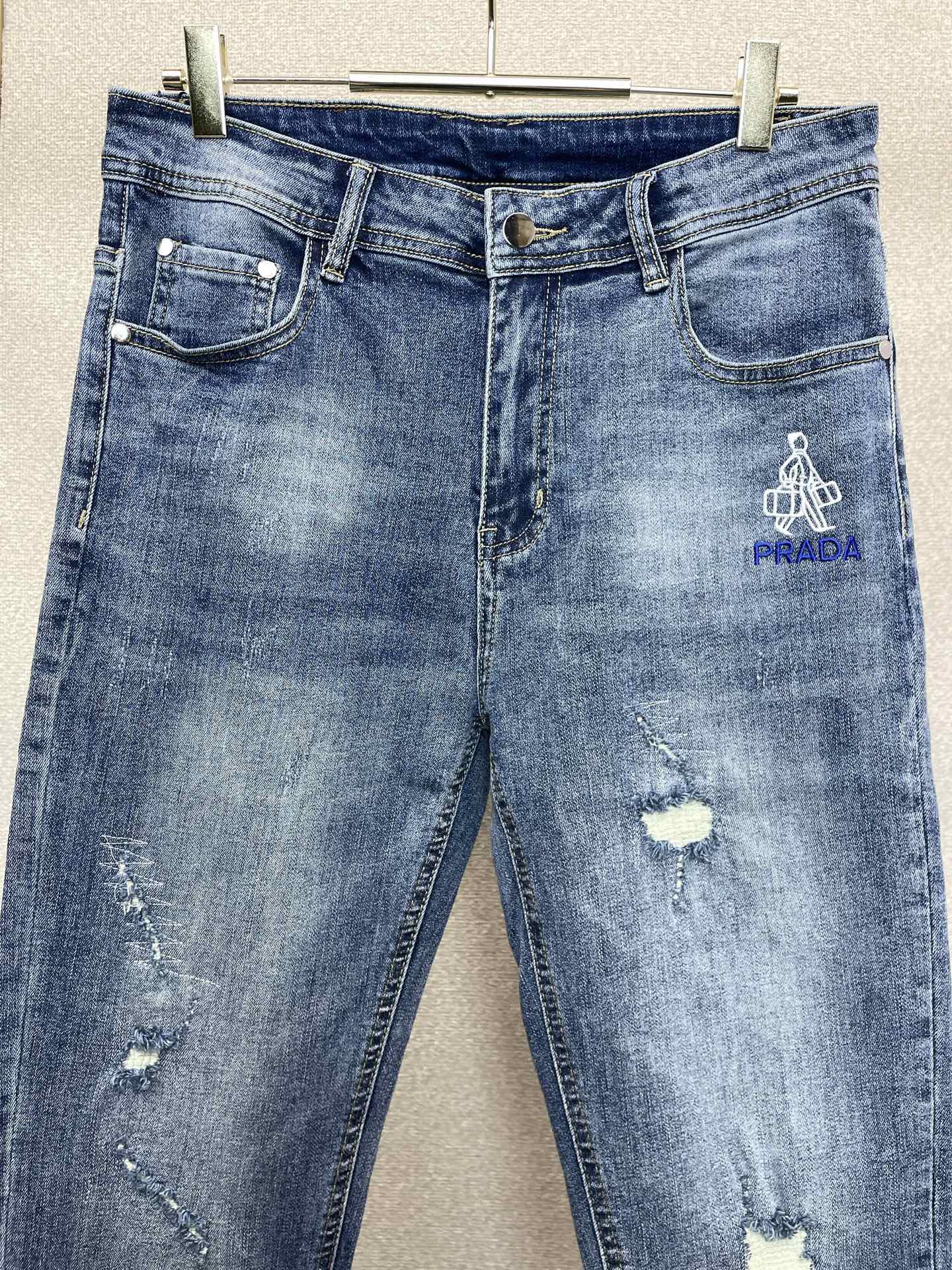 。Prada普拉达💥独家专供新款休闲牛仔裤👖高端版本 专柜定制面料 透气舒适度高，细节无可挑剔，品牌元素