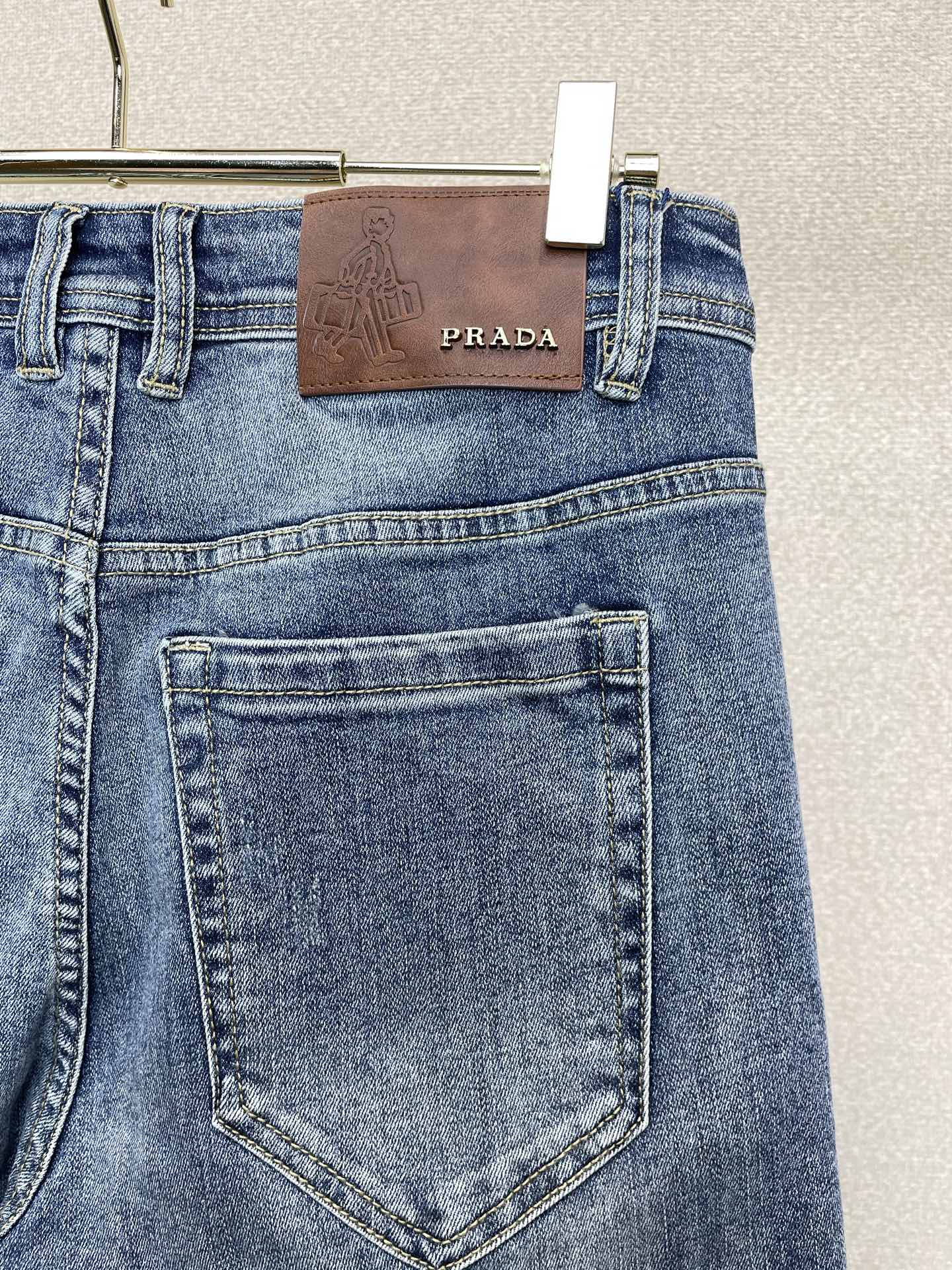 。Prada普拉达💥独家专供新款休闲牛仔裤👖高端版本 专柜定制面料 透气舒适度高，细节无可挑剔，品牌元素