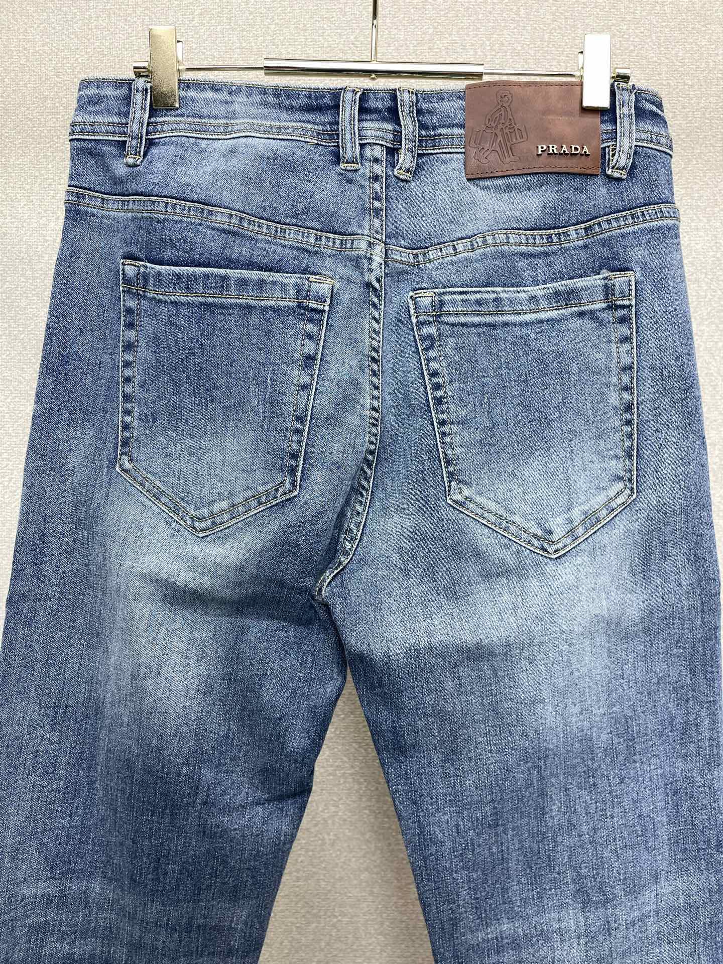 。Prada普拉达💥独家专供新款休闲牛仔裤👖高端版本 专柜定制面料 透气舒适度高，细节无可挑剔，品牌元素