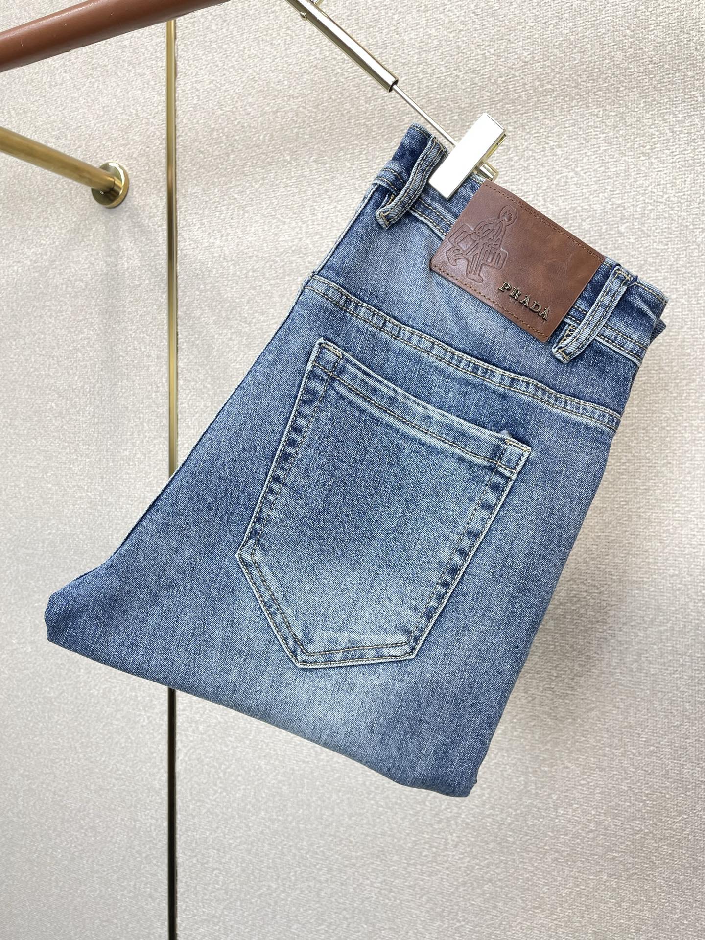 。Prada普拉达💥独家专供新款休闲牛仔裤👖高端版本 专柜定制面料 透气舒适度高，细节无可挑剔，品牌元素