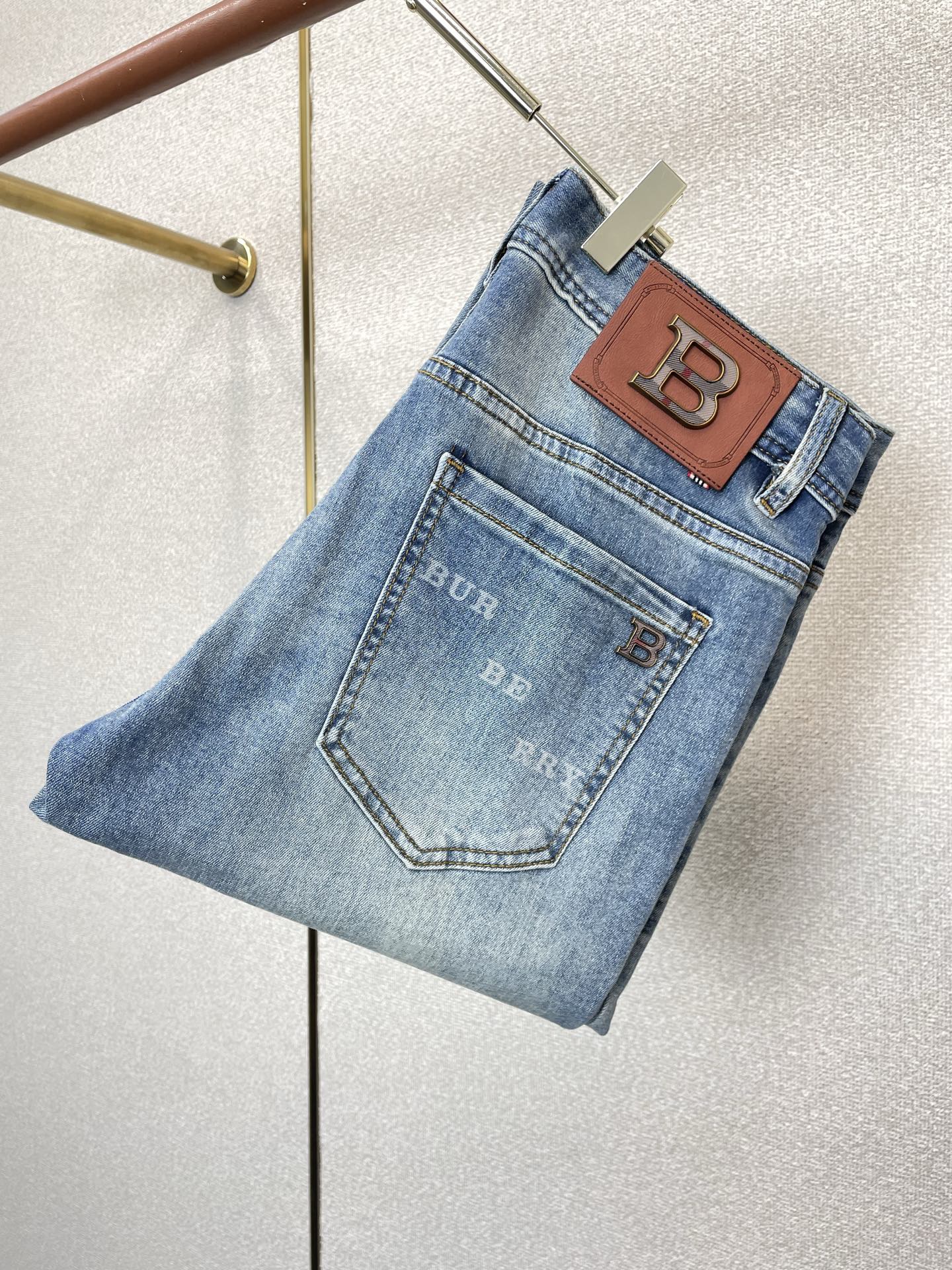 NO:915800,.Burberry's new high-end version of casual jeans that everyone wants to sell. Customized fabrics at the counter. Highly breathable and comfortable, with impeccable details. The brand element design concept reflects high quality. It feels delicate and soft!  It presents a casual cut and the upper body shape is awesome!  Code number 29-38,,burberry,burberry,jeans,19860909.Burberry巴宝莉砸锅卖铁都要上的新款新款休闲牛仔裤高端版本 专柜定制面料 透气舒适度高,细节无可挑剔,品牌元素设计理念,体现高品质.手感细腻柔软！呈现休闲裁剪,上身版型超赞！码数29-38,,burberry,burberry,jeans,,Men's clothing