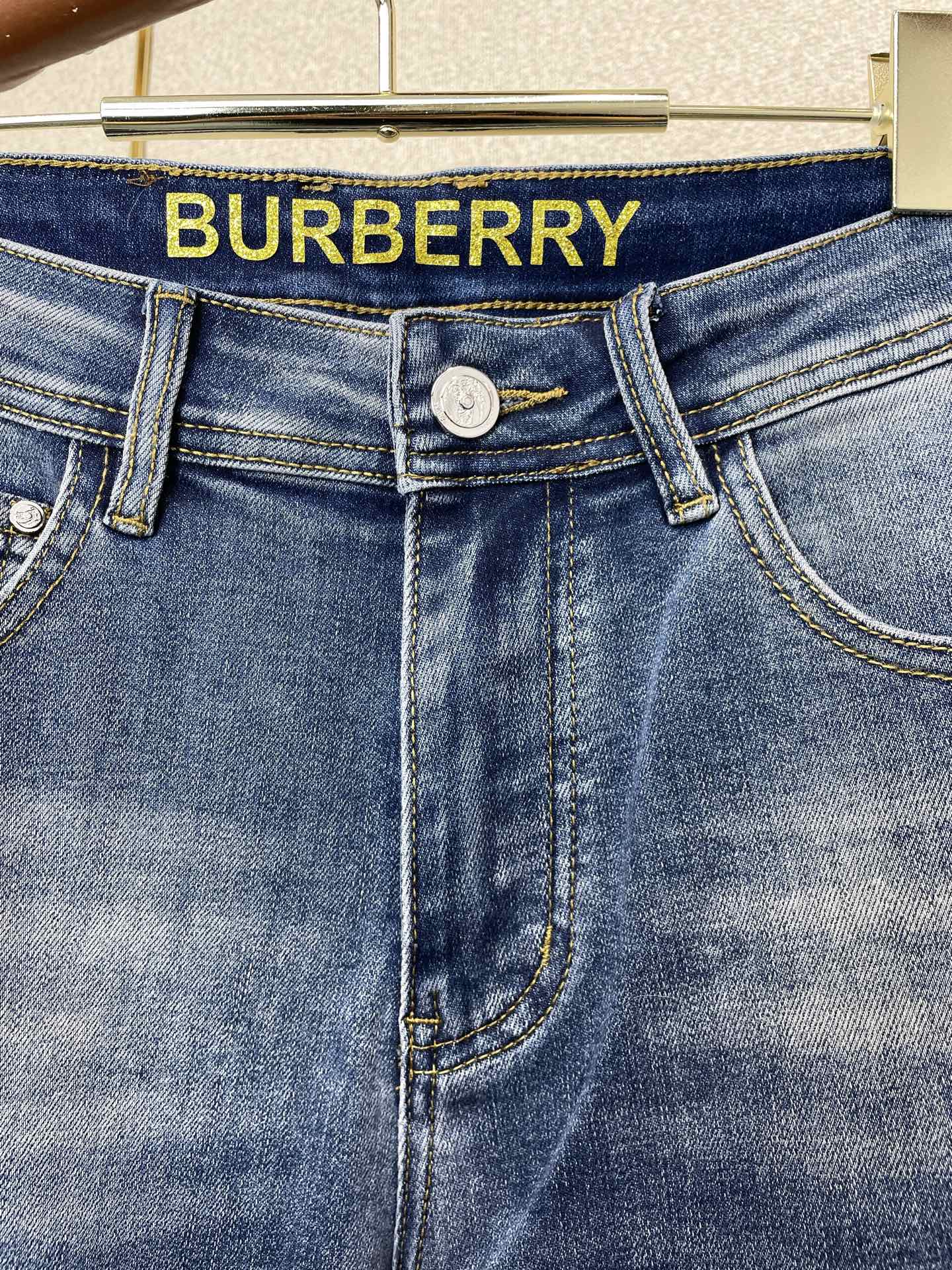 。Burberry巴宝莉💥独家专供新款休闲牛仔裤👖高端版本 专柜定制面料 透气舒适度高，细节无可挑剔，品