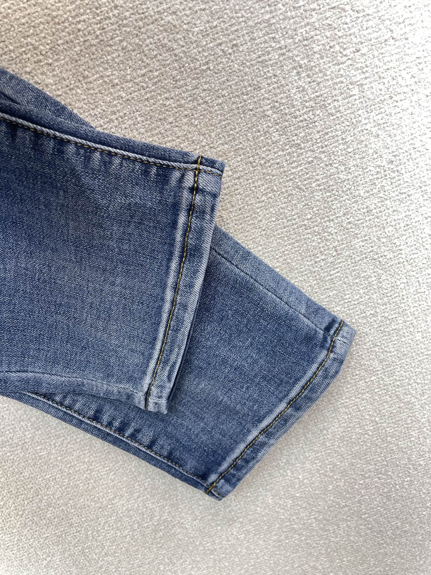 。Burberry巴宝莉💥独家专供新款休闲牛仔裤👖高端版本 专柜定制面料 透气舒适度高，细节无可挑剔，品