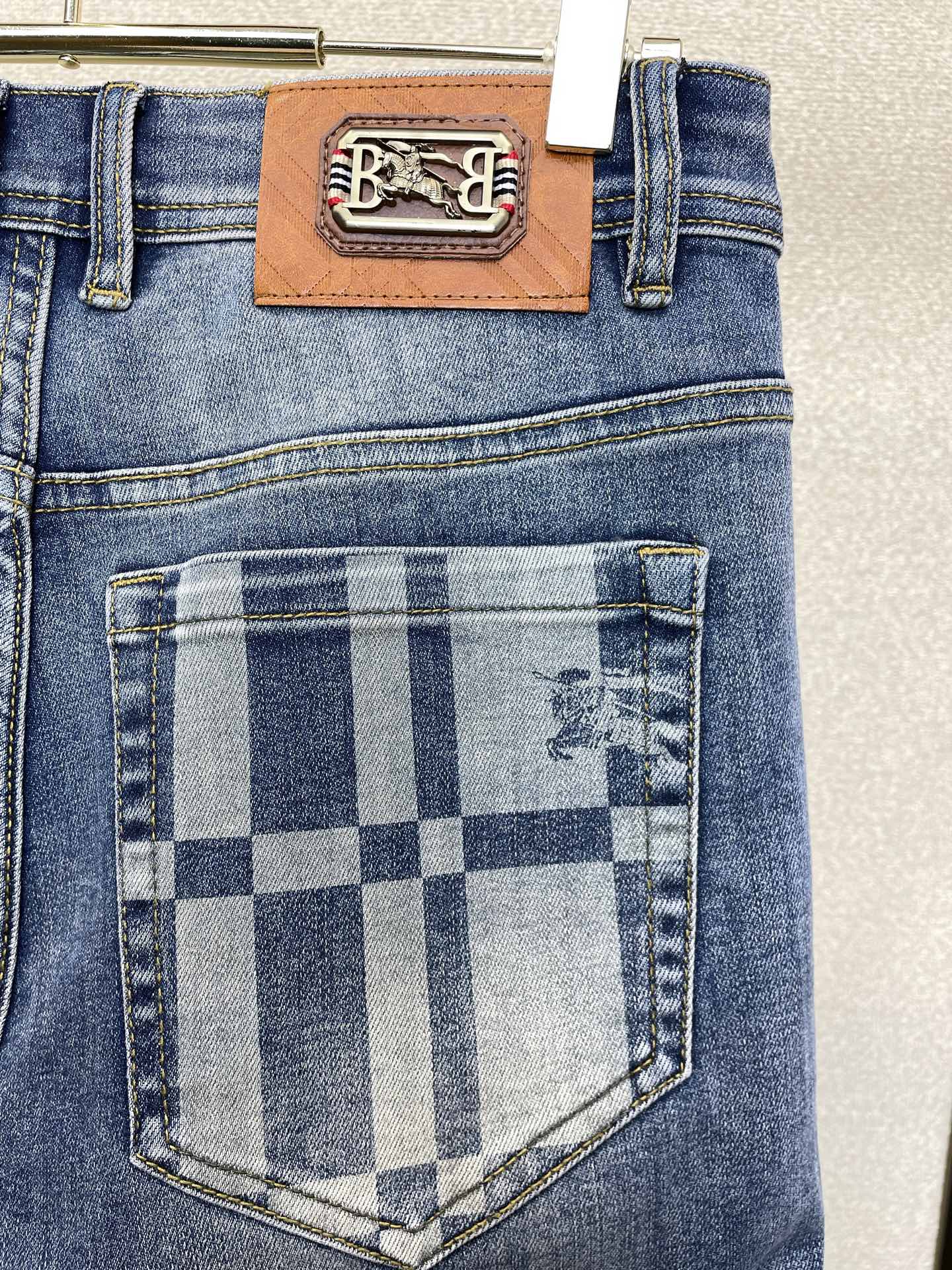 。Burberry巴宝莉💥独家专供新款休闲牛仔裤👖高端版本 专柜定制面料 透气舒适度高，细节无可挑剔，品