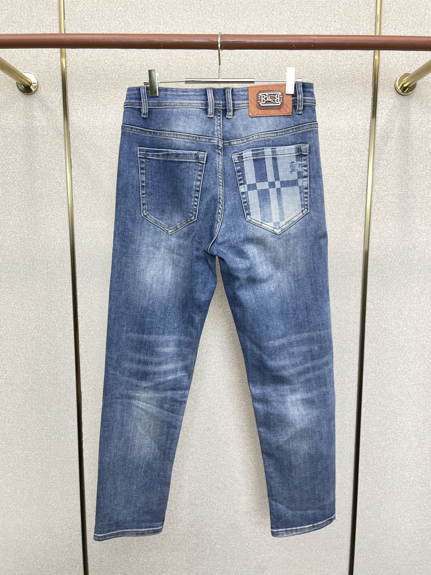 。Burberry巴宝莉💥独家专供新款休闲牛仔裤👖高端版本 专柜定制面料 透气舒适度高，细节无可挑剔，品