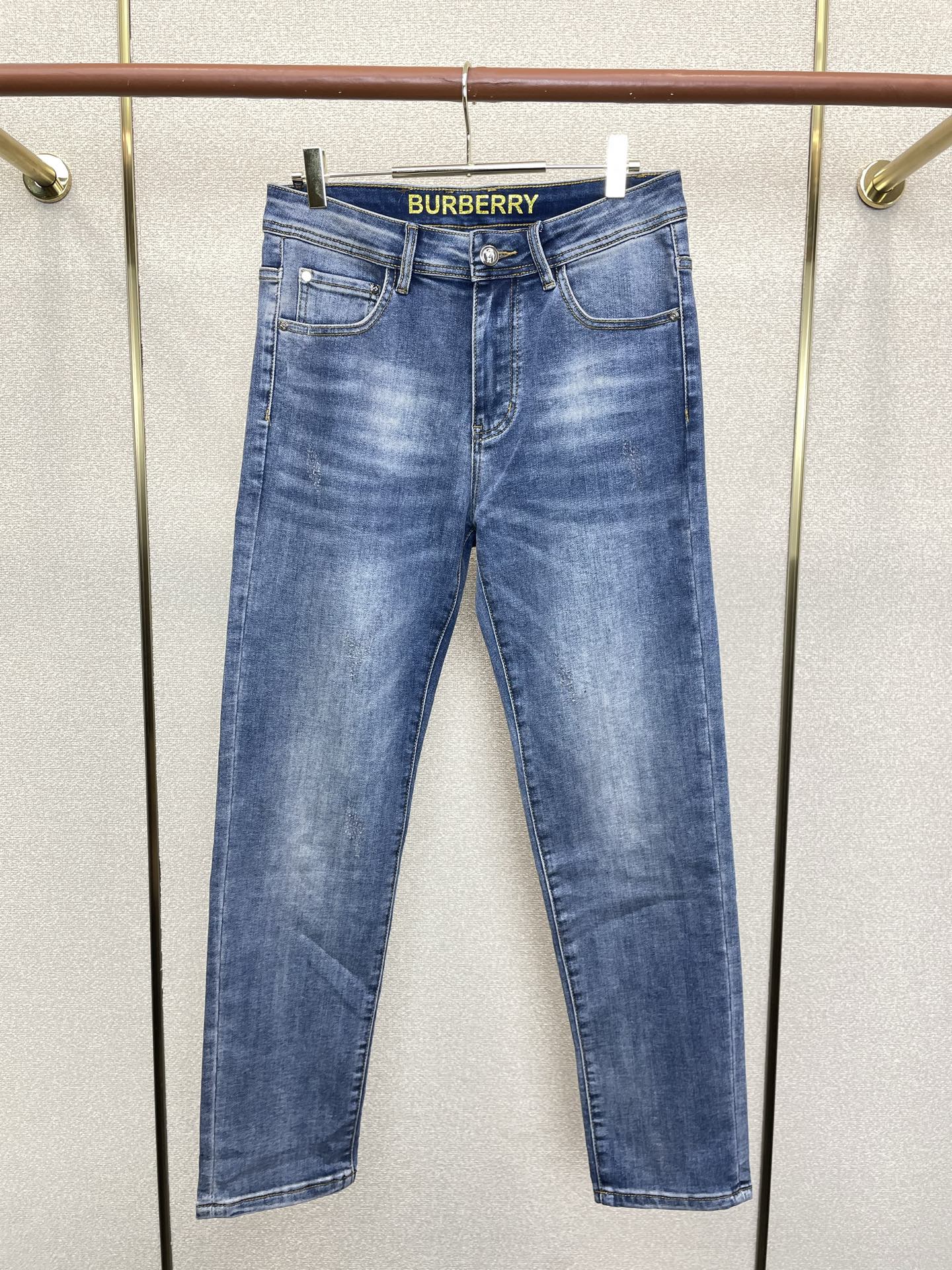 。Burberry巴宝莉💥独家专供新款休闲牛仔裤👖高端版本 专柜定制面料 透气舒适度高，细节无可挑剔，品