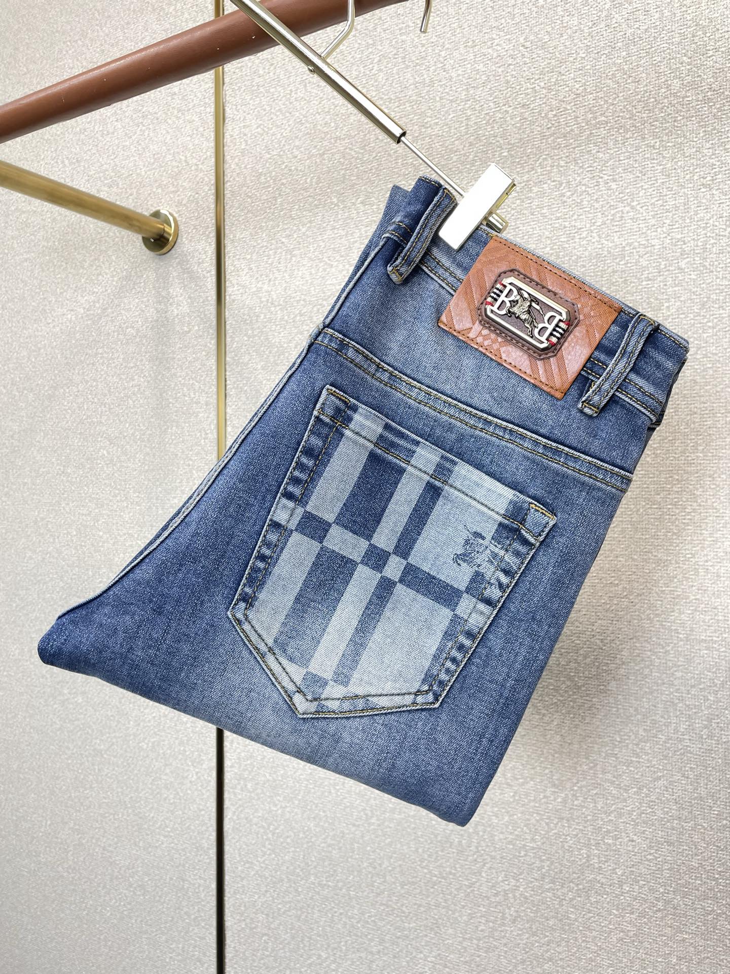 。Burberry巴宝莉💥独家专供新款休闲牛仔裤👖高端版本 专柜定制面料 透气舒适度高，细节无可挑剔，品
