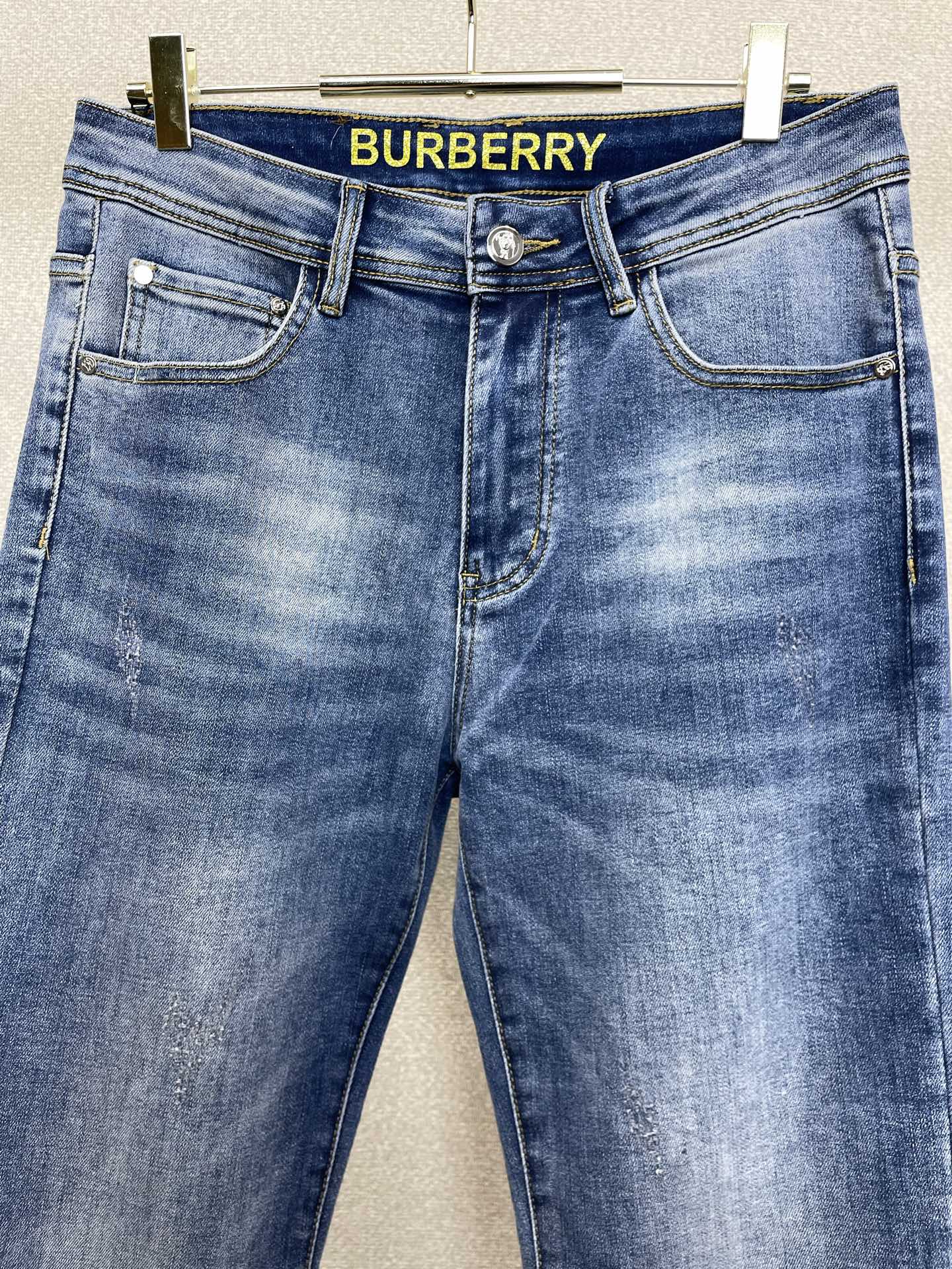 。Burberry巴宝莉💥独家专供新款休闲牛仔裤👖高端版本 专柜定制面料 透气舒适度高，细节无可挑剔，品