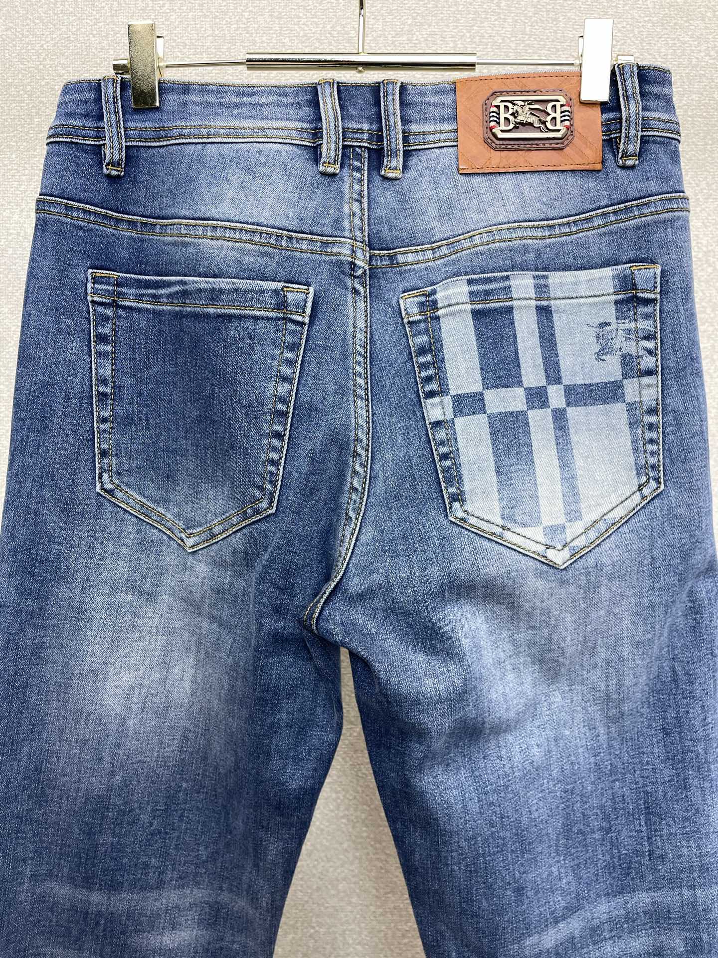 。Burberry巴宝莉💥独家专供新款休闲牛仔裤👖高端版本 专柜定制面料 透气舒适度高，细节无可挑剔，品
