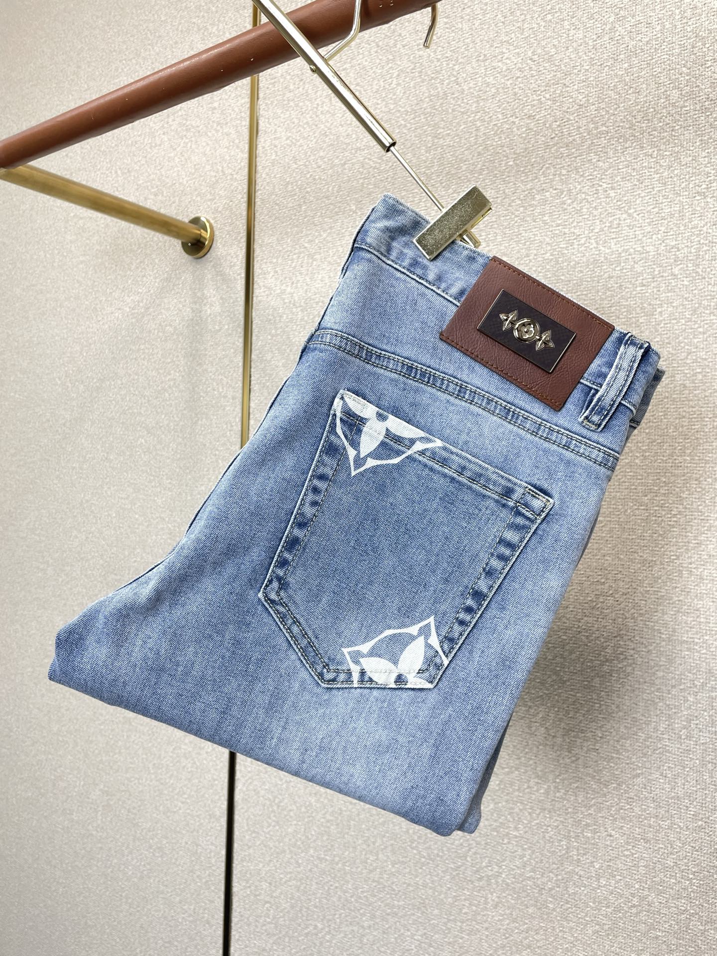NO:913870,.Louis Vuitton's high-end version of the new casual jeans that Louis Vuitton sells all over the world. Custom-made fabrics at the counter. Highly breathable and comfortable, with impeccable details. The brand element design concept reflects high quality. It feels delicate and soft!  It presents a casual cut and the upper body shape is awesome!  Code number 29-38,,louis vuitton,louis vuitton,jeans,19860909.Louis Vuitton路易威登砸锅卖铁都要上的新款新款休闲牛仔裤高端版本 专柜定制面料 透气舒适度高,细节无可挑剔,品牌元素设计理念,体现高品质.手感细腻柔软！呈现休闲裁剪,上身版型超赞！码数29-38,,louis vuitton,louis vuitton,jeans,,Men's clothing