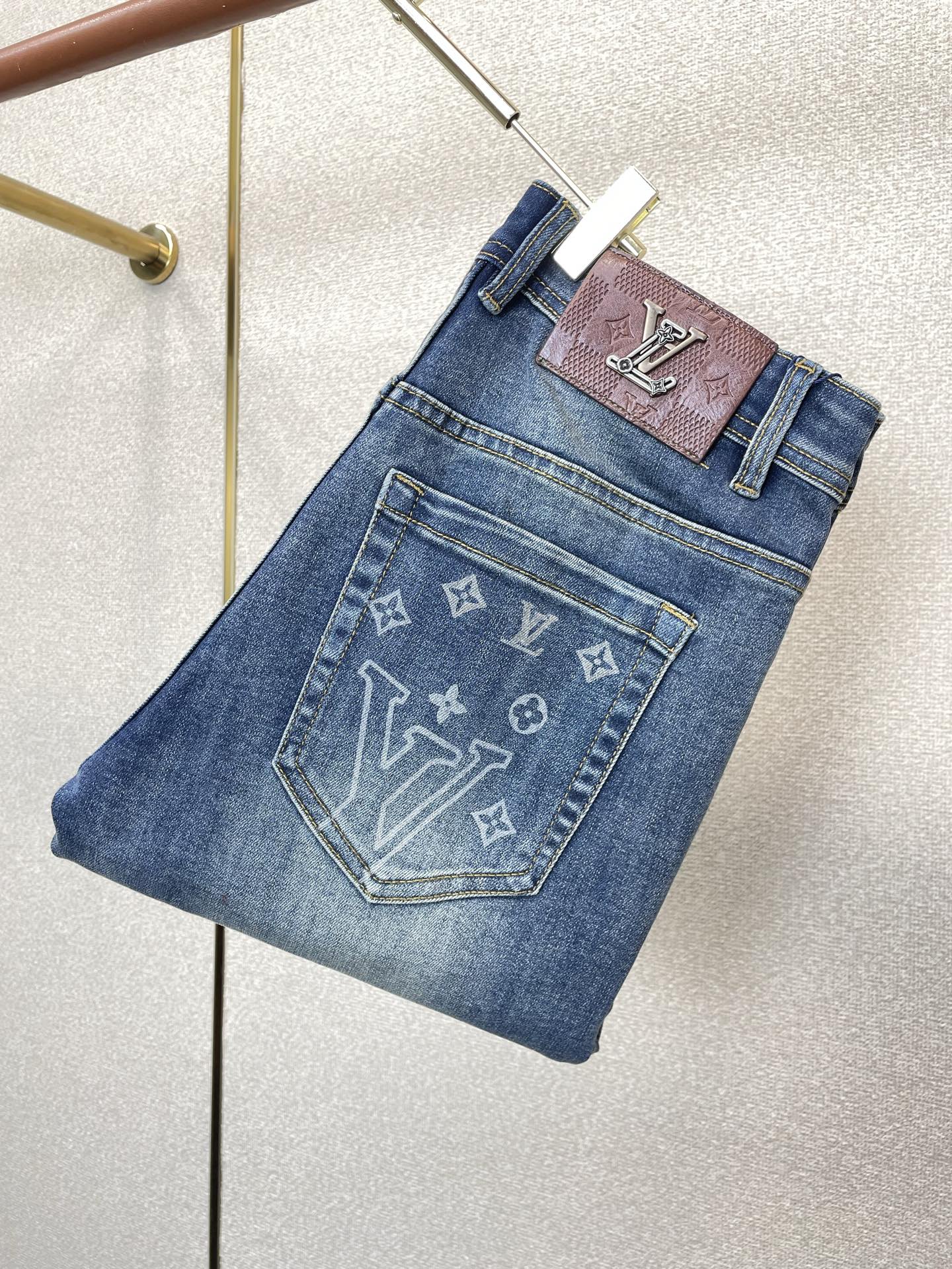 NO:915781,.Louis Vuitton's high-end version of the new casual jeans that Louis Vuitton sells all over the world. Custom-made fabrics at the counter. Highly breathable and comfortable, with impeccable details. The brand element design concept reflects high quality. It feels delicate and soft!  It presents a casual cut and the upper body shape is awesome!  Code number 29-38,,louis vuitton,louis vuitton,jeans,19860909.Louis Vuitton路易威登砸锅卖铁都要上的新款新款休闲牛仔裤高端版本 专柜定制面料 透气舒适度高,细节无可挑剔,品牌元素设计理念,体现高品质.手感细腻柔软！呈现休闲裁剪,上身版型超赞！码数29-38,,louis vuitton,louis vuitton,jeans,,Men's clothing