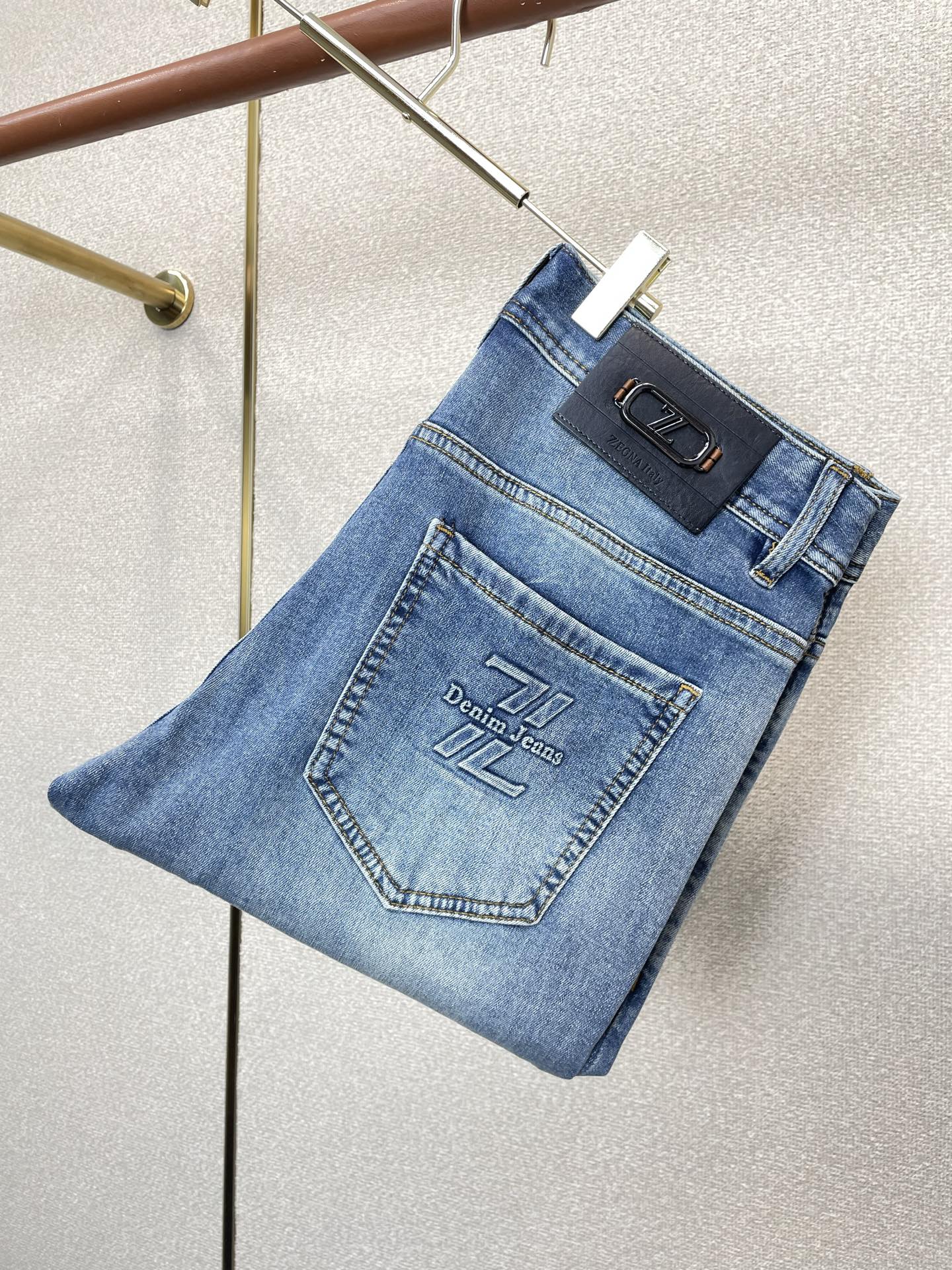 NO:915791,.ZEGNA Zegna's new high-end version of casual jeans that everyone will buy. Customized fabrics at the counter. Highly breathable and comfortable, with impeccable details. The brand element design concept embodies high quality. It feels delicate and soft!  It presents a casual cut and the upper body shape is awesome!  Code number 29-38,,zegna,jeans,19860909.ZEGNA杰尼亚砸锅卖铁都要上的新款新款休闲牛仔裤高端版本 专柜定制面料 透气舒适度高,细节无可挑剔,品牌元素设计理念,体现高品质.手感细腻柔软！呈现休闲裁剪,上身版型超赞！码数29-38,,zegna,jeans,,Men's clothing