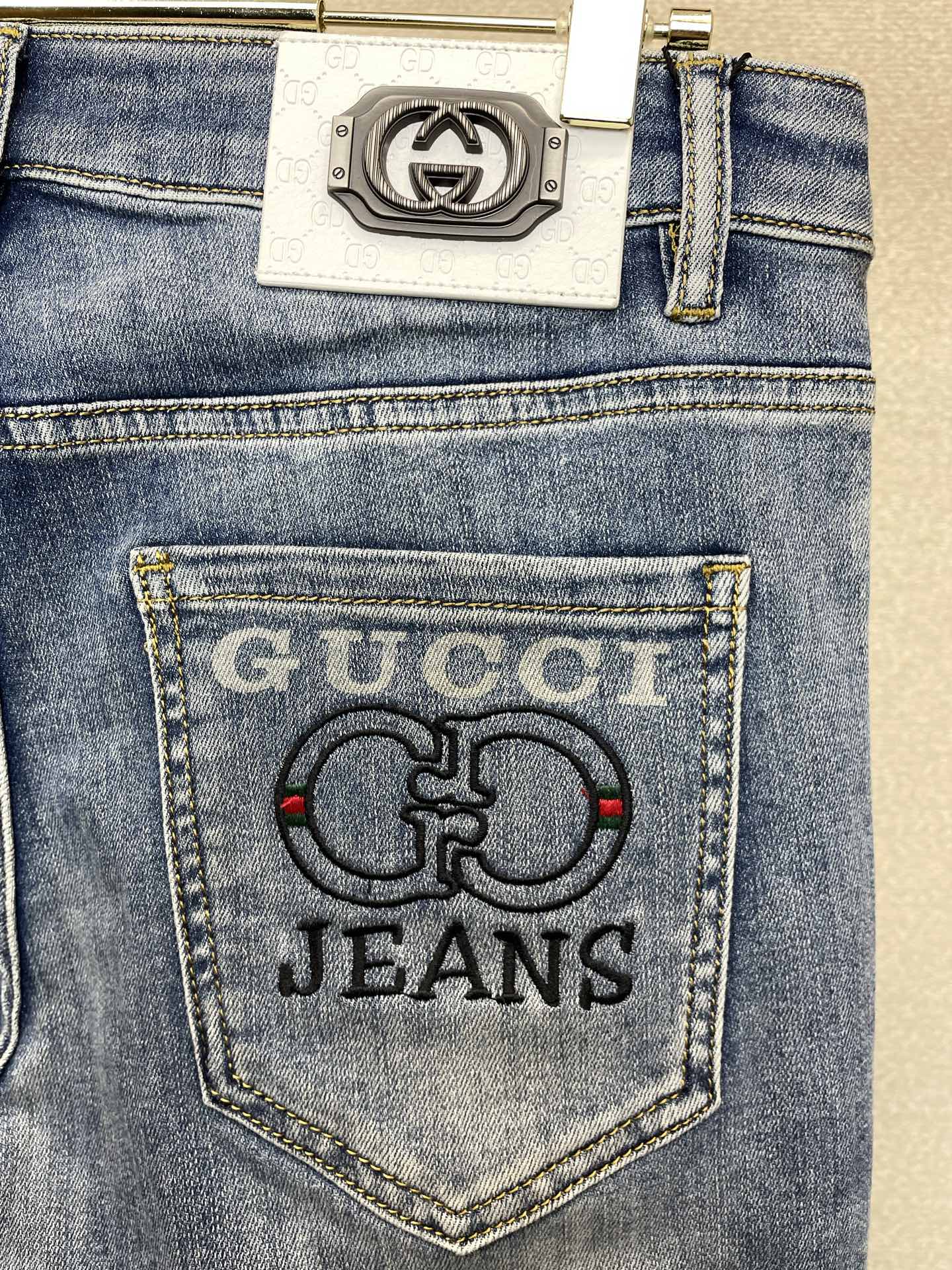 。Gucci古驰💥独家专供新款休闲牛仔裤👖高端版本 专柜定制面料 透气舒适度高，细节无可挑剔，品牌元素设