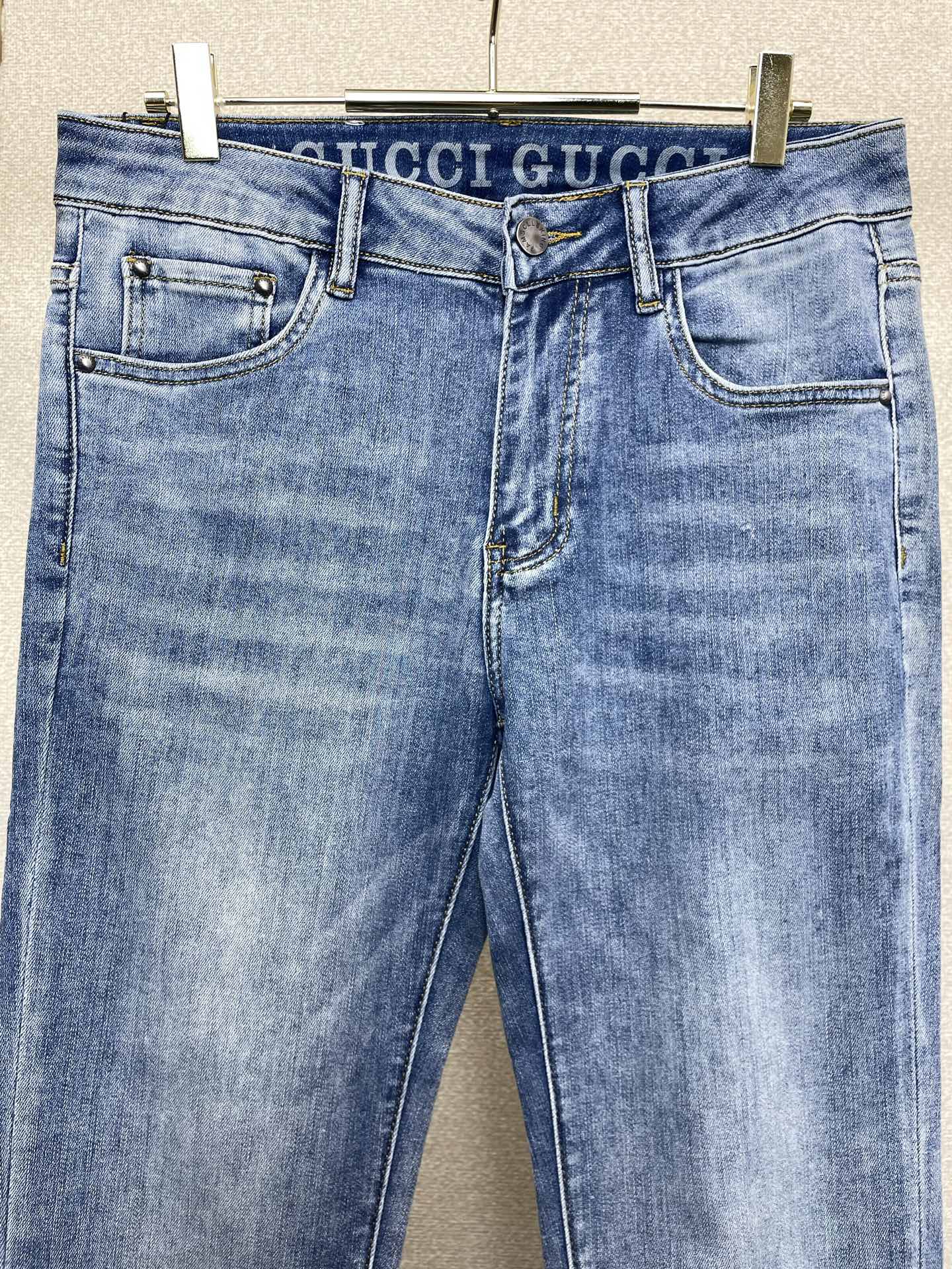 。Gucci古驰💥独家专供新款休闲牛仔裤👖高端版本 专柜定制面料 透气舒适度高，细节无可挑剔，品牌元素设