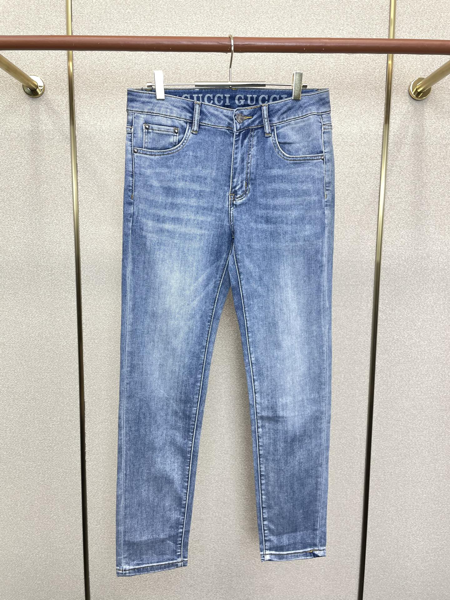 。Gucci古驰💥独家专供新款休闲牛仔裤👖高端版本 专柜定制面料 透气舒适度高，细节无可挑剔，品牌元素设
