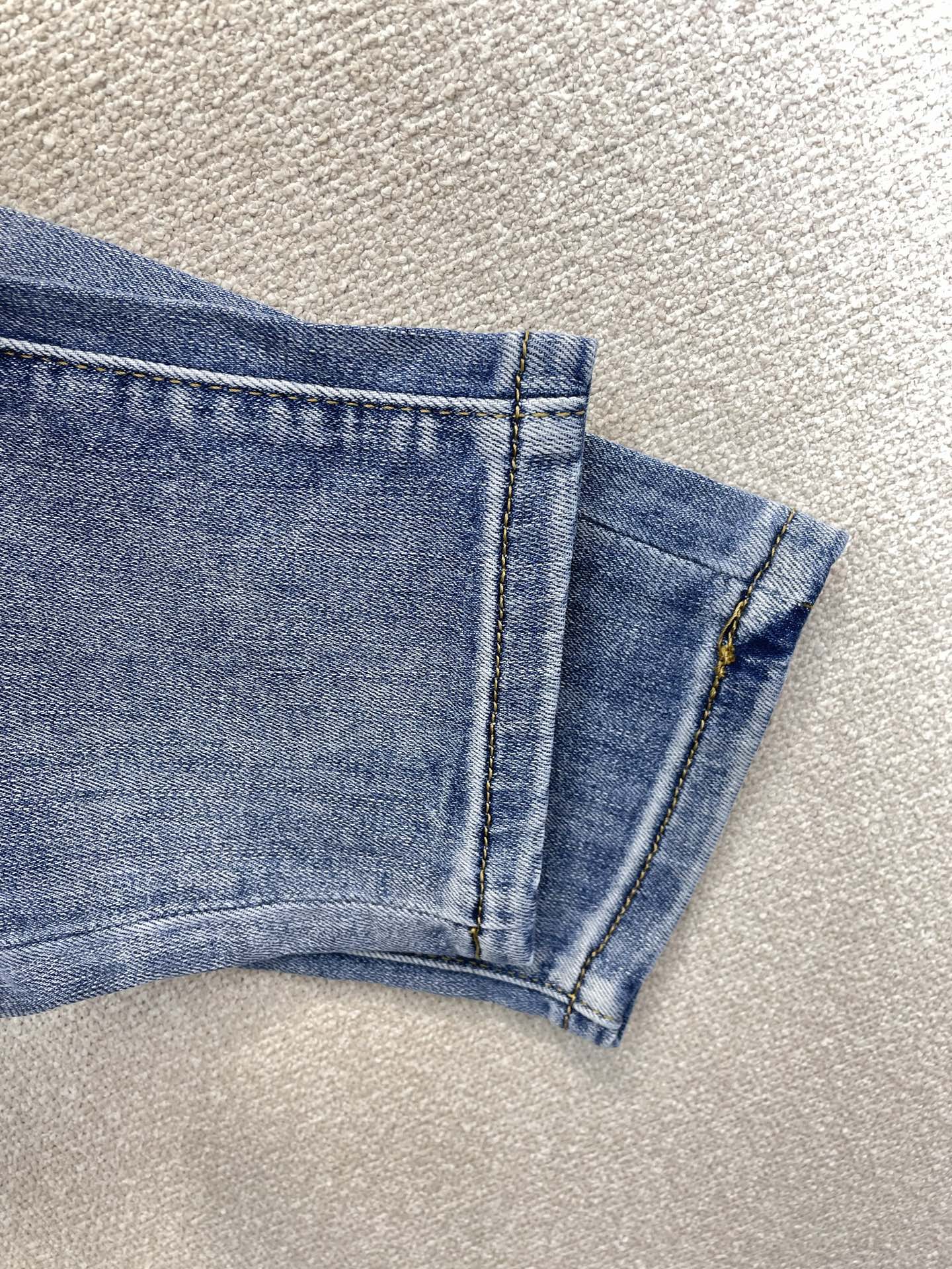 。Gucci古驰💥独家专供新款休闲牛仔裤👖高端版本 专柜定制面料 透气舒适度高，细节无可挑剔，品牌元素设