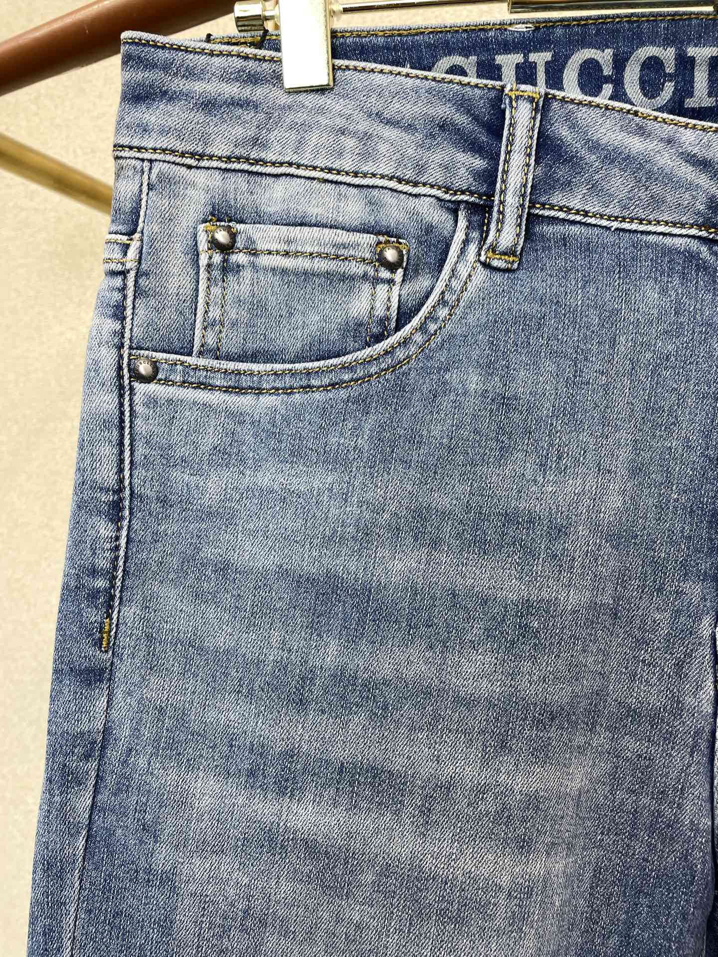 。Gucci古驰💥独家专供新款休闲牛仔裤👖高端版本 专柜定制面料 透气舒适度高，细节无可挑剔，品牌元素设
