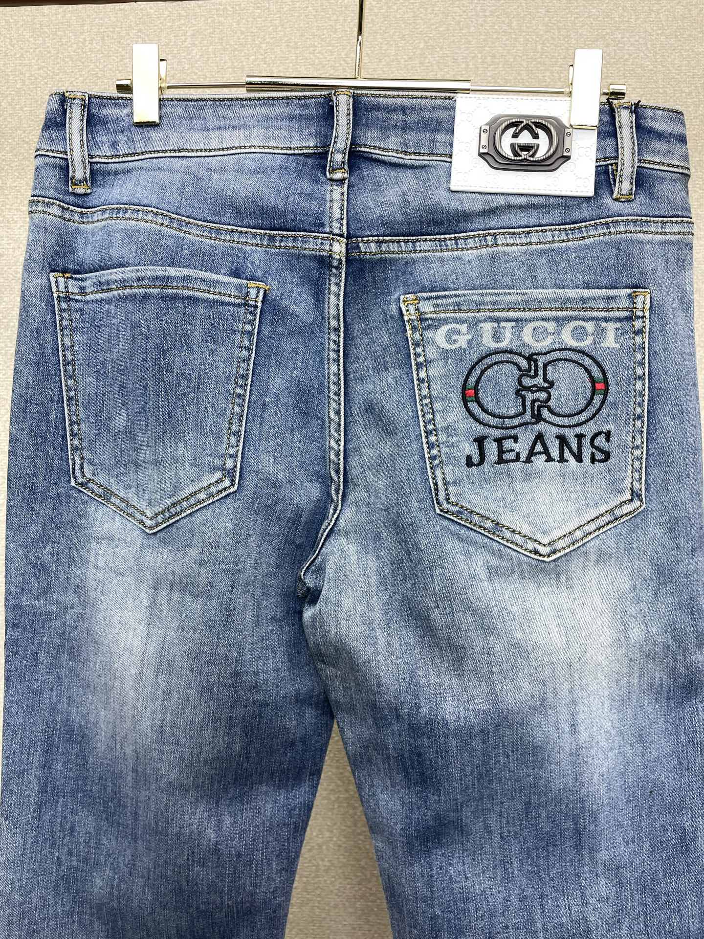 。Gucci古驰💥独家专供新款休闲牛仔裤👖高端版本 专柜定制面料 透气舒适度高，细节无可挑剔，品牌元素设