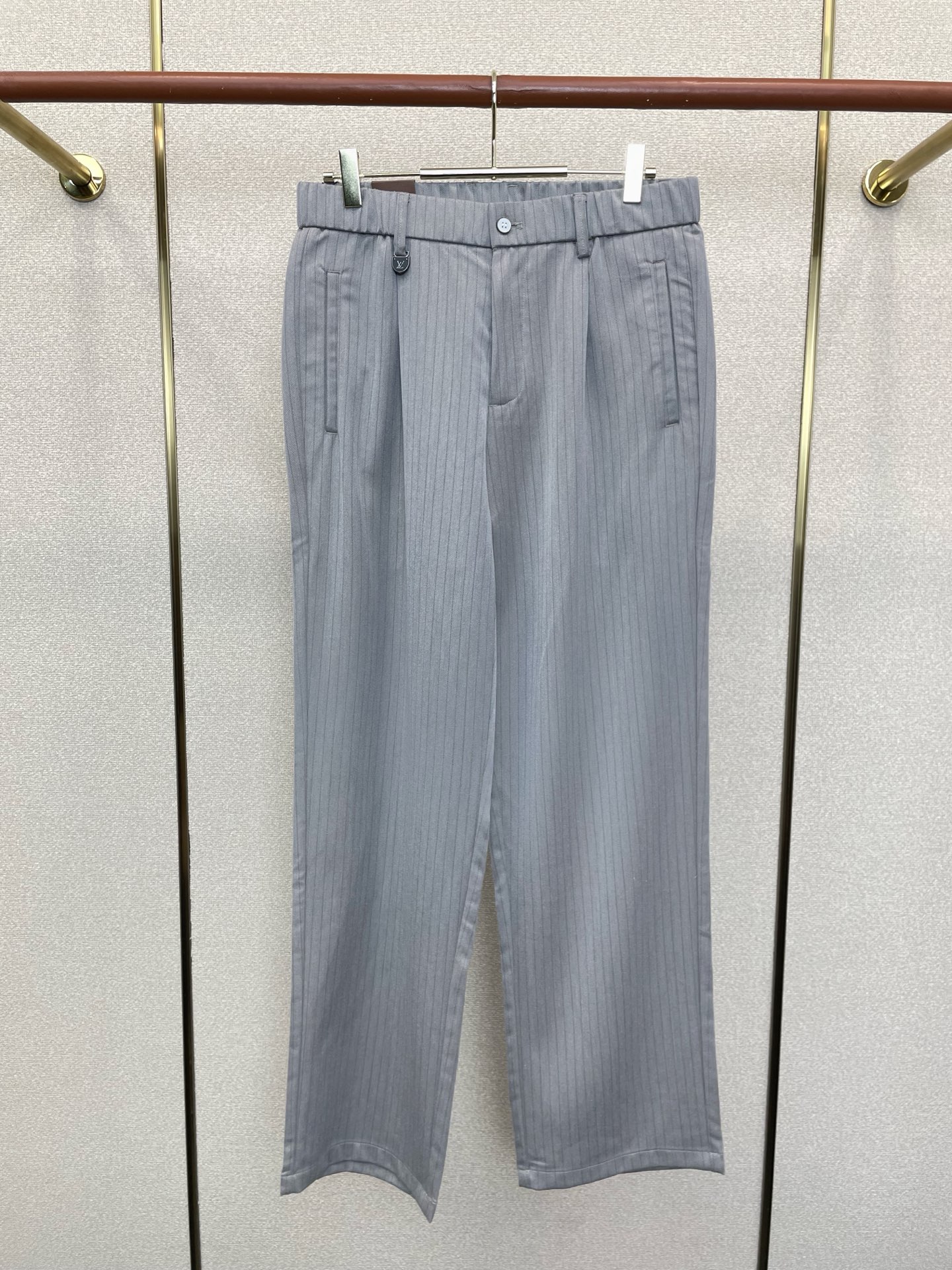 NO:913853,.Louis Vuitton’s new style of casual pants is a must-have. High-end version. Custom-made fabrics at the counter. Highly breathable and comfortable, with impeccable details. The brand element design concept reflects high quality. It feels delicate and soft!  It presents a casual cut and the upper body shape is awesome!  Size M-4XL,,louis vuitton,louis vuitton,19860909.Louis Vuitton路易威登砸锅卖铁都要上的新款新款休闲裤 高端版本 专柜定制面料 透气舒适度高,细节无可挑剔,品牌元素设计理念,体现高品质.手感细腻柔软！呈现休闲裁剪,上身版型超赞！码数M-4XL,,louis vuitton,louis vuitton,,Men's clothing