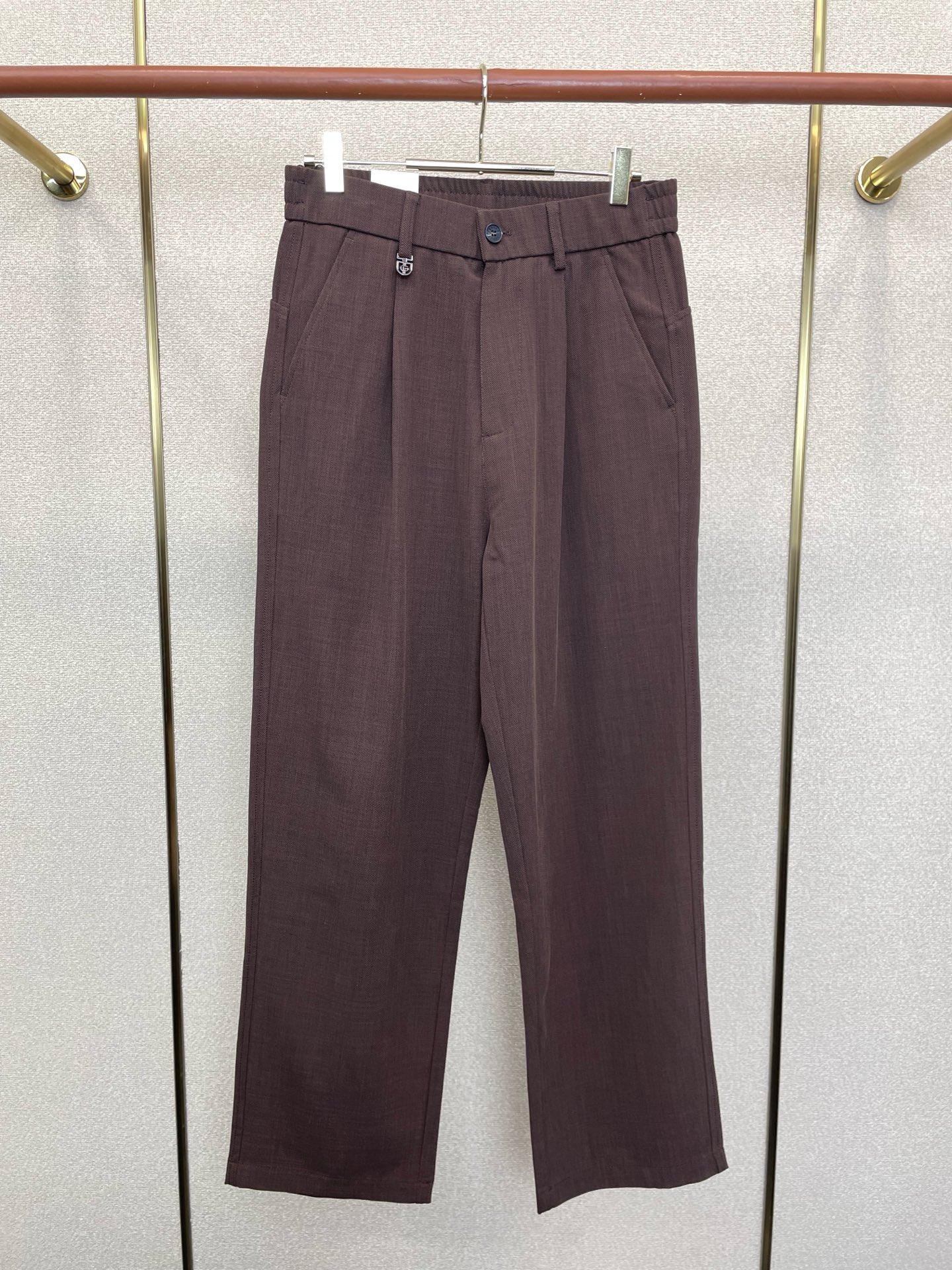 NO:913851,.Gucci’s new style of casual pants is a must-have. High-end version. Custom-made fabrics at the counter. Highly breathable and comfortable, with impeccable details. The brand element design concept reflects high quality. It feels delicate and soft!  It presents a casual cut and the upper body shape is awesome!  Size M-4XL,,gucci,gucci,19860909.Gucci古驰砸锅卖铁都要上的新款新款休闲裤 高端版本 专柜定制面料 透气舒适度高,细节无可挑剔,品牌元素设计理念,体现高品质.手感细腻柔软！呈现休闲裁剪,上身版型超赞！码数M-4XL,,gucci,gucci,,Men's clothing