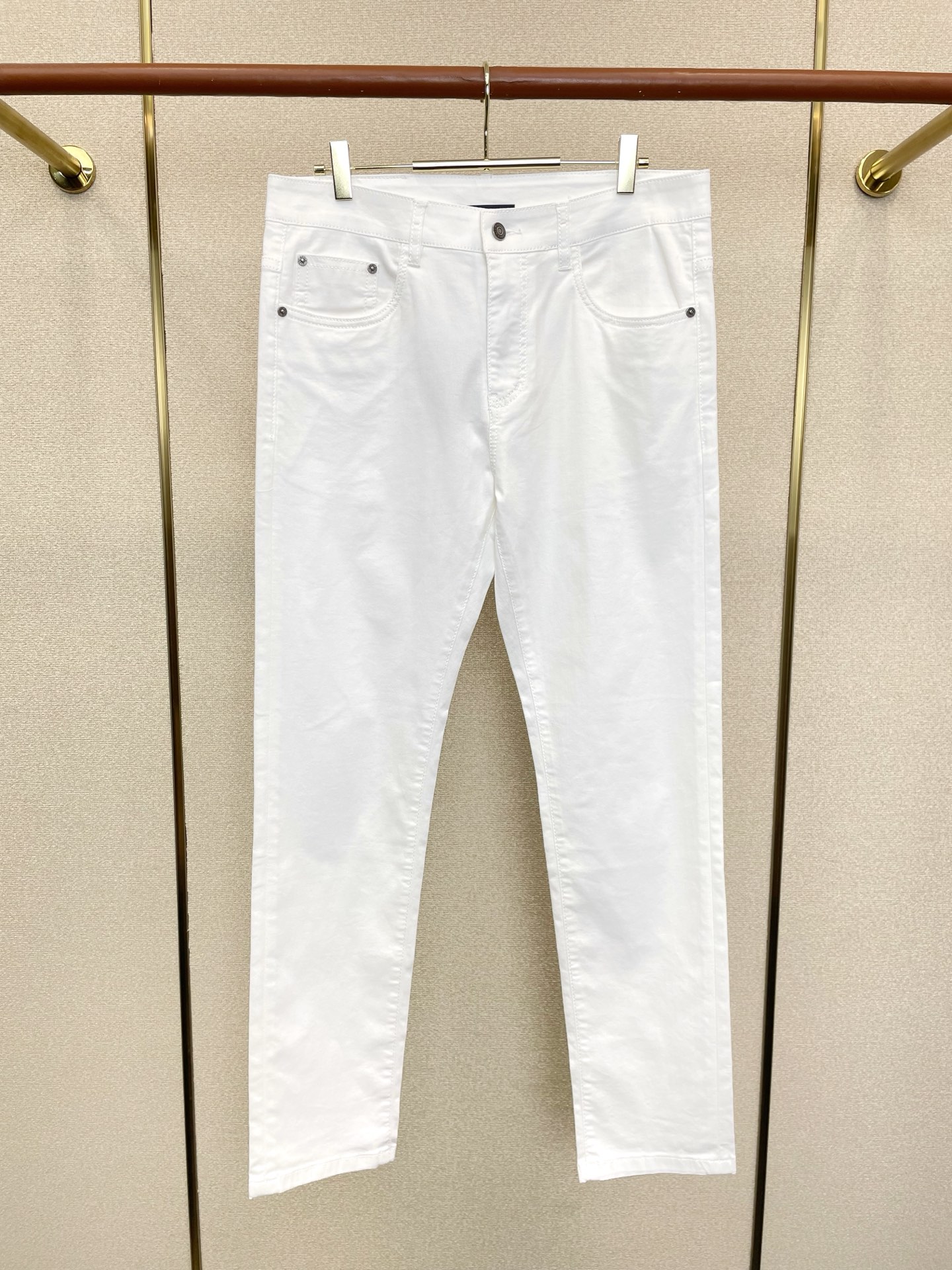 NO:913882,.Louis Vuitton's high-end version of the new jeans that Louis Vuitton sells all over the world. Custom-made fabrics at the counter. Highly breathable and comfortable, with impeccable details. The brand element design concept reflects high quality. It feels delicate and soft!  It presents a casual cut and the upper body shape is awesome!  Code number 29-38,,louis vuitton,louis vuitton,jeans,19860909.Louis Vuitton路易威登砸锅卖铁都要上的新款新款牛仔裤高端版本 专柜定制面料 透气舒适度高,细节无可挑剔,品牌元素设计理念,体现高品质.手感细腻柔软！呈现休闲裁剪,上身版型超赞！码数29-38,,louis vuitton,louis vuitton,jeans,,Men's clothing