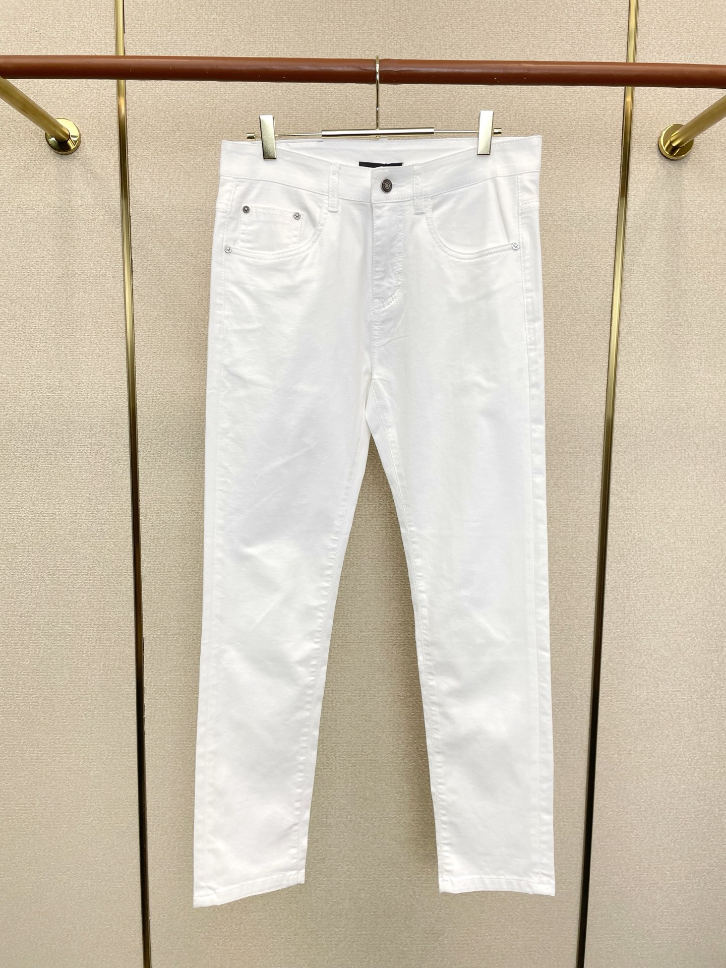 NO:915806,.ARMANI is a high-end version of the new jeans that everyone wants to sell. Custom-made fabrics at the counter. Highly breathable and comfortable, with impeccable details. The brand element design concept reflects high quality. It feels delicate and soft!  It presents a casual cut and the upper body shape is awesome!  Code number 29-38,,armani,armani,jeans,19860909.ARMANI阿玛尼砸锅卖铁都要上的新款新款牛仔裤高端版本 专柜定制面料 透气舒适度高,细节无可挑剔,品牌元素设计理念,体现高品质.手感细腻柔软！呈现休闲裁剪,上身版型超赞！码数29-38,,armani,armani,jeans,,Men's clothing