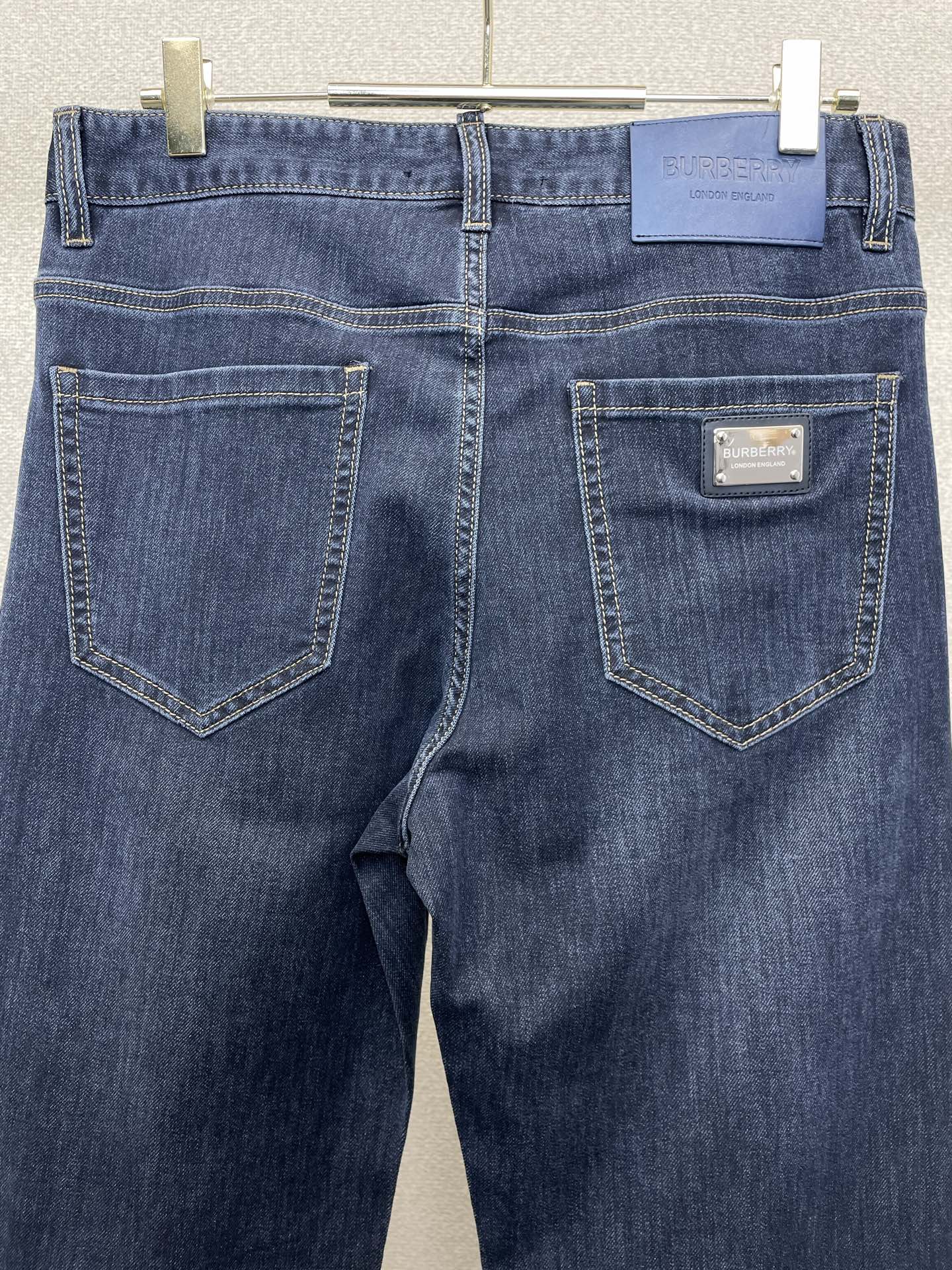 。Burberry巴宝莉💥独家专供新款牛仔裤👖高端版本 专柜定制面料 透气舒适度高，细节无可挑剔，品牌元