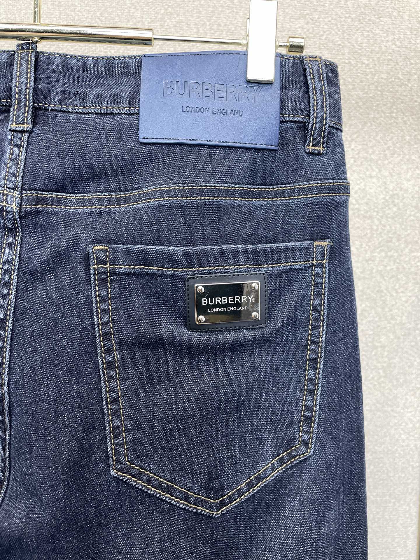 。Burberry巴宝莉💥独家专供新款牛仔裤👖高端版本 专柜定制面料 透气舒适度高，细节无可挑剔，品牌元
