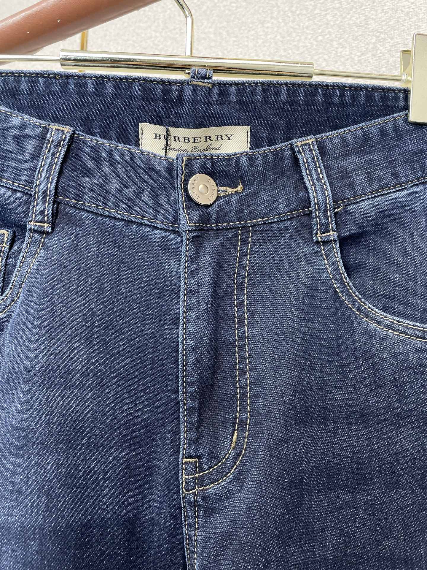 。Burberry巴宝莉💥独家专供新款牛仔裤👖高端版本 专柜定制面料 透气舒适度高，细节无可挑剔，品牌元
