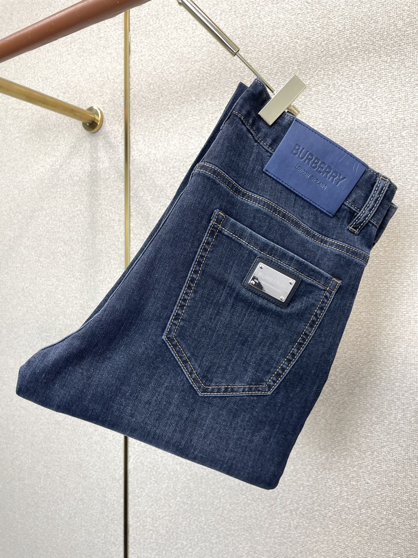 。Burberry巴宝莉💥独家专供新款牛仔裤👖高端版本 专柜定制面料 透气舒适度高，细节无可挑剔，品牌元