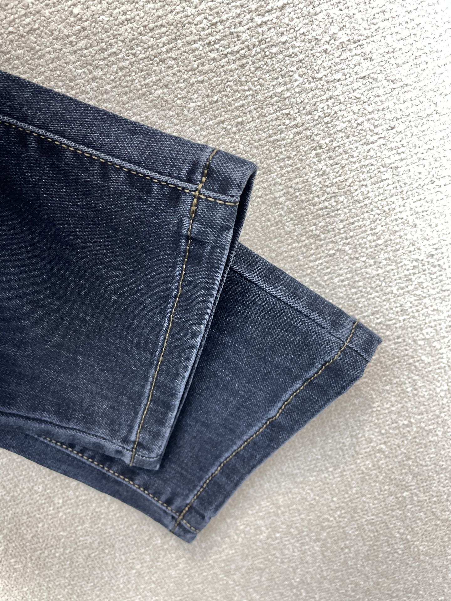 。Burberry巴宝莉💥独家专供新款牛仔裤👖高端版本 专柜定制面料 透气舒适度高，细节无可挑剔，品牌元