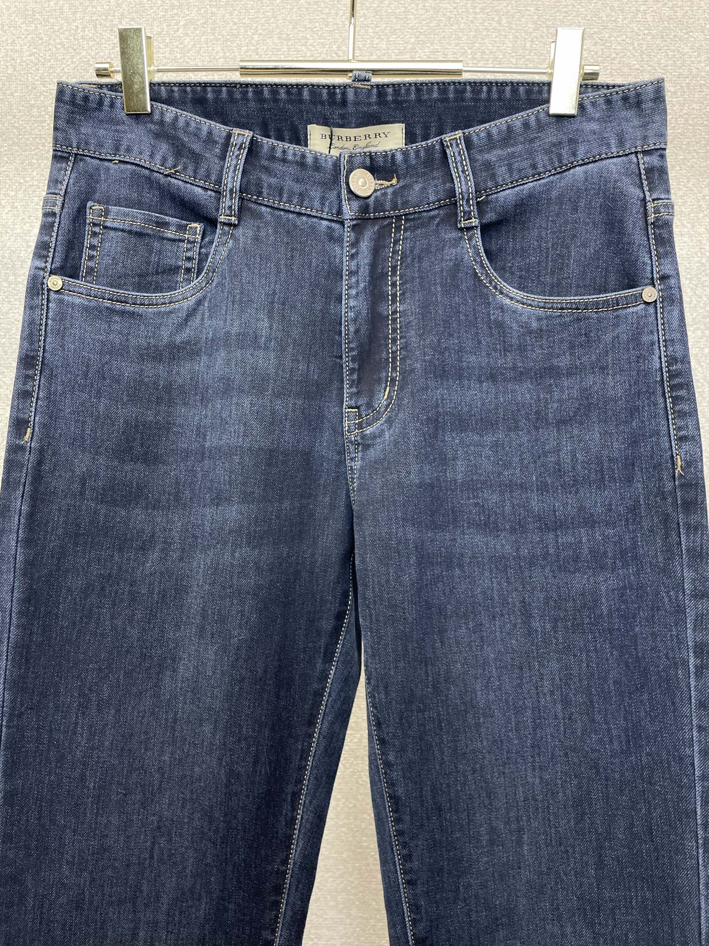 。Burberry巴宝莉💥独家专供新款牛仔裤👖高端版本 专柜定制面料 透气舒适度高，细节无可挑剔，品牌元