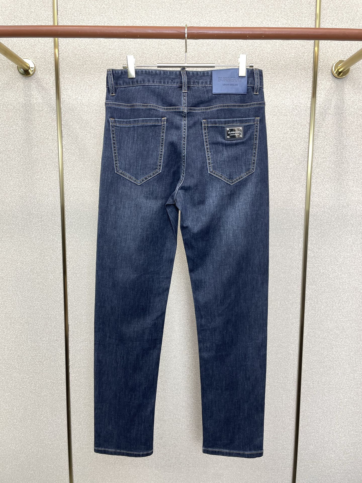 。Burberry巴宝莉💥独家专供新款牛仔裤👖高端版本 专柜定制面料 透气舒适度高，细节无可挑剔，品牌元