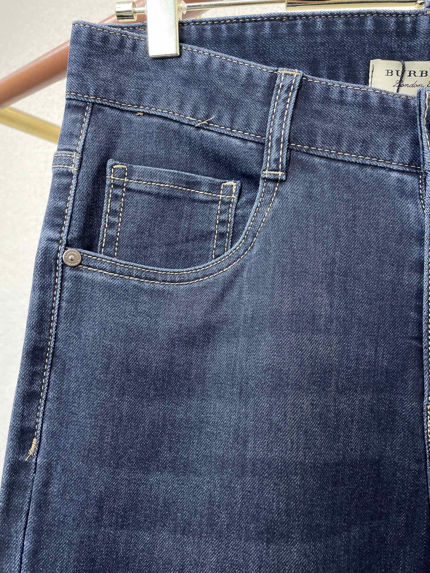 。Burberry巴宝莉💥独家专供新款牛仔裤👖高端版本 专柜定制面料 透气舒适度高，细节无可挑剔，品牌元